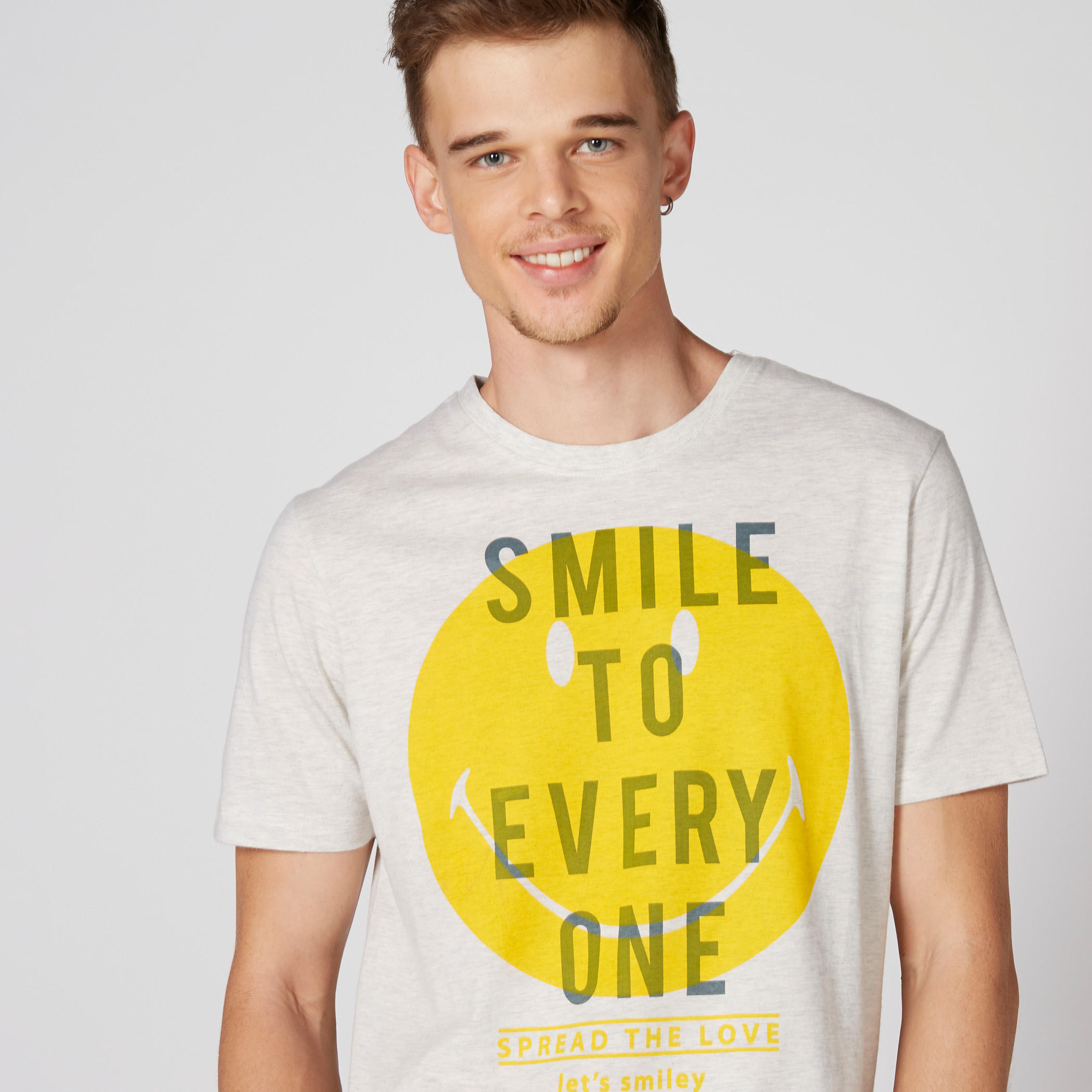 تيشيرت بياقة ضيّقة وأكمام قصيرة وطبعات سمايلي وورلد-men-clothing-tshirtsandpolos-tshirts-image-1