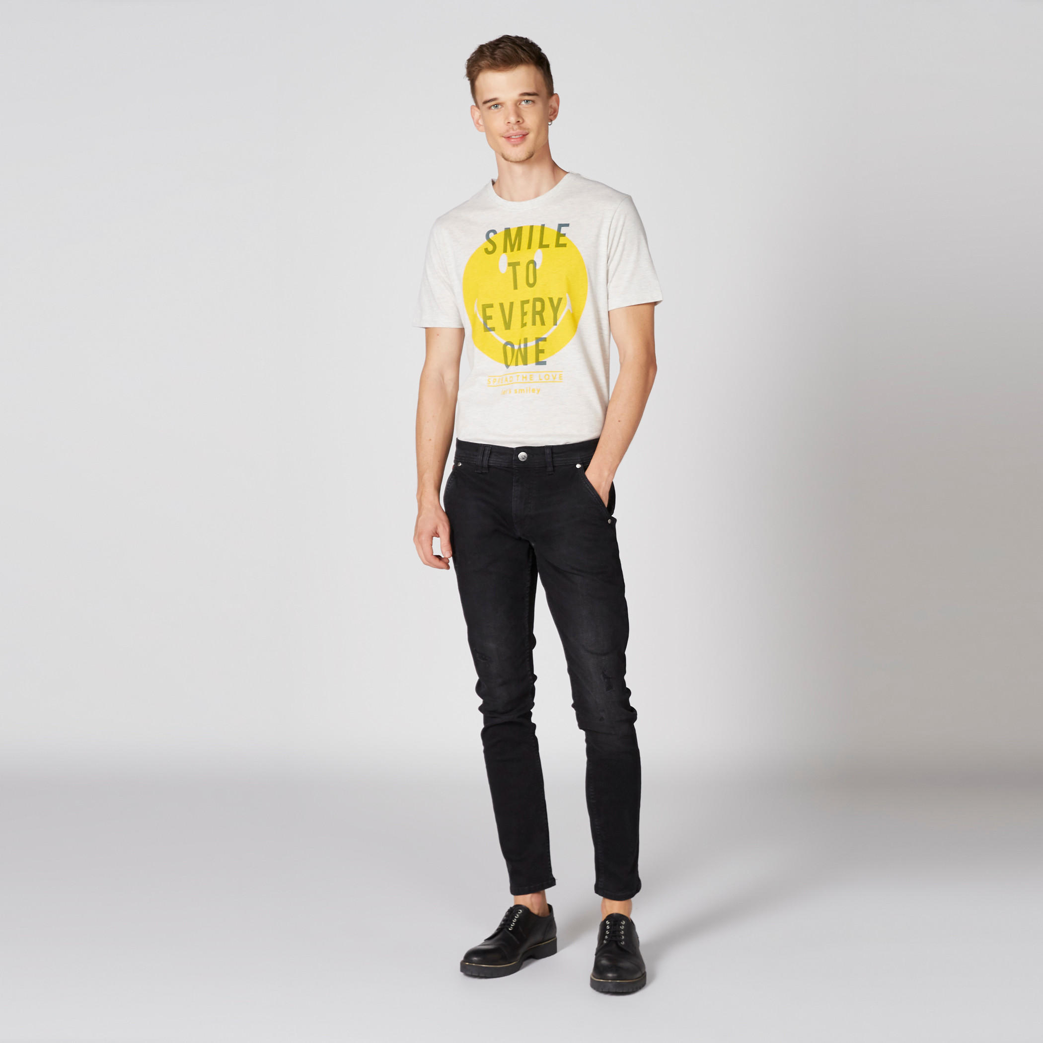 تيشيرت بياقة ضيّقة وأكمام قصيرة وطبعات سمايلي وورلد-men-clothing-tshirtsandpolos-tshirts-image-3
