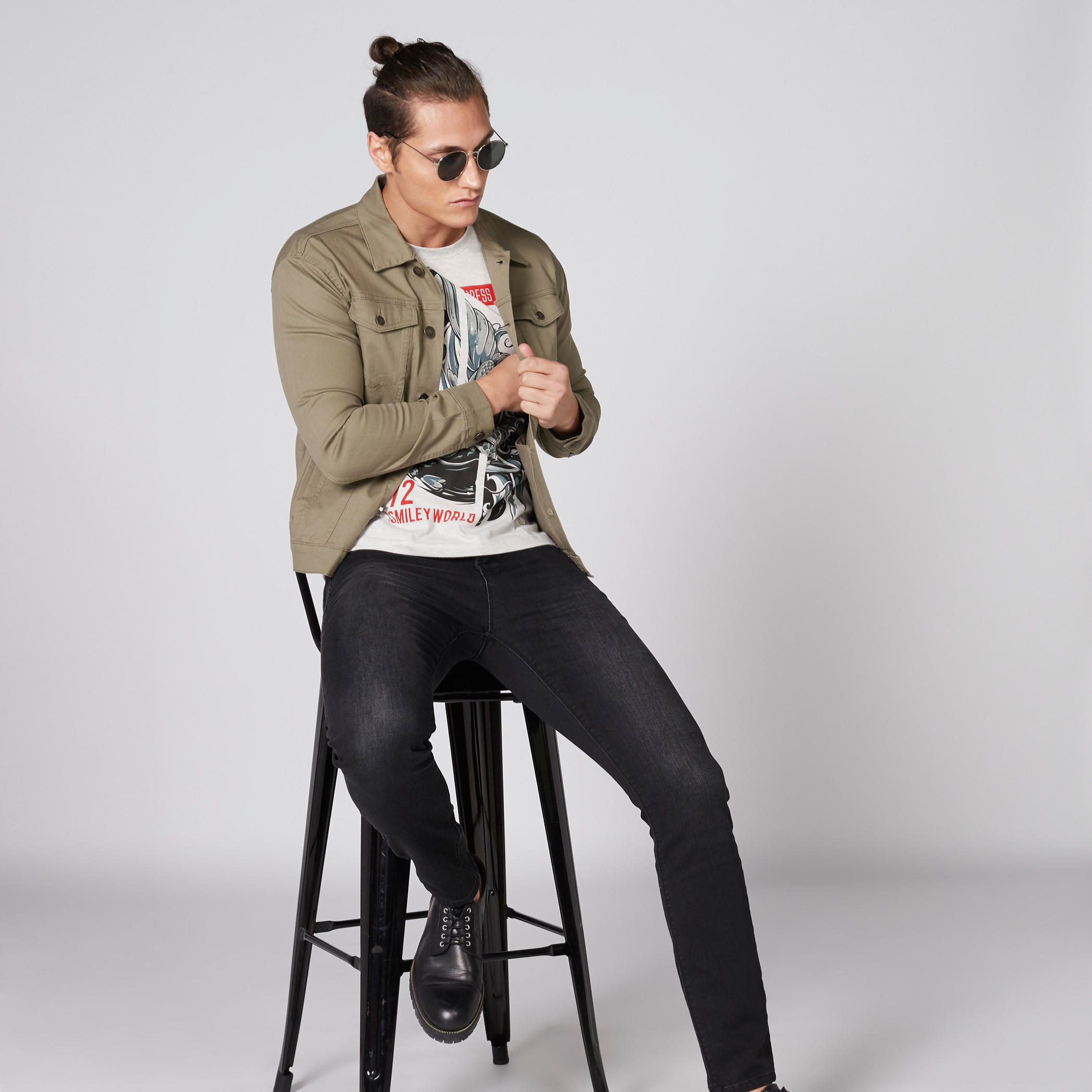 تيشيرت بياقة ضيّقة وأكمام قصيرة وطبعات سمايلي وورلد-men-clothing-tshirtsandpolos-tshirts-image-1
