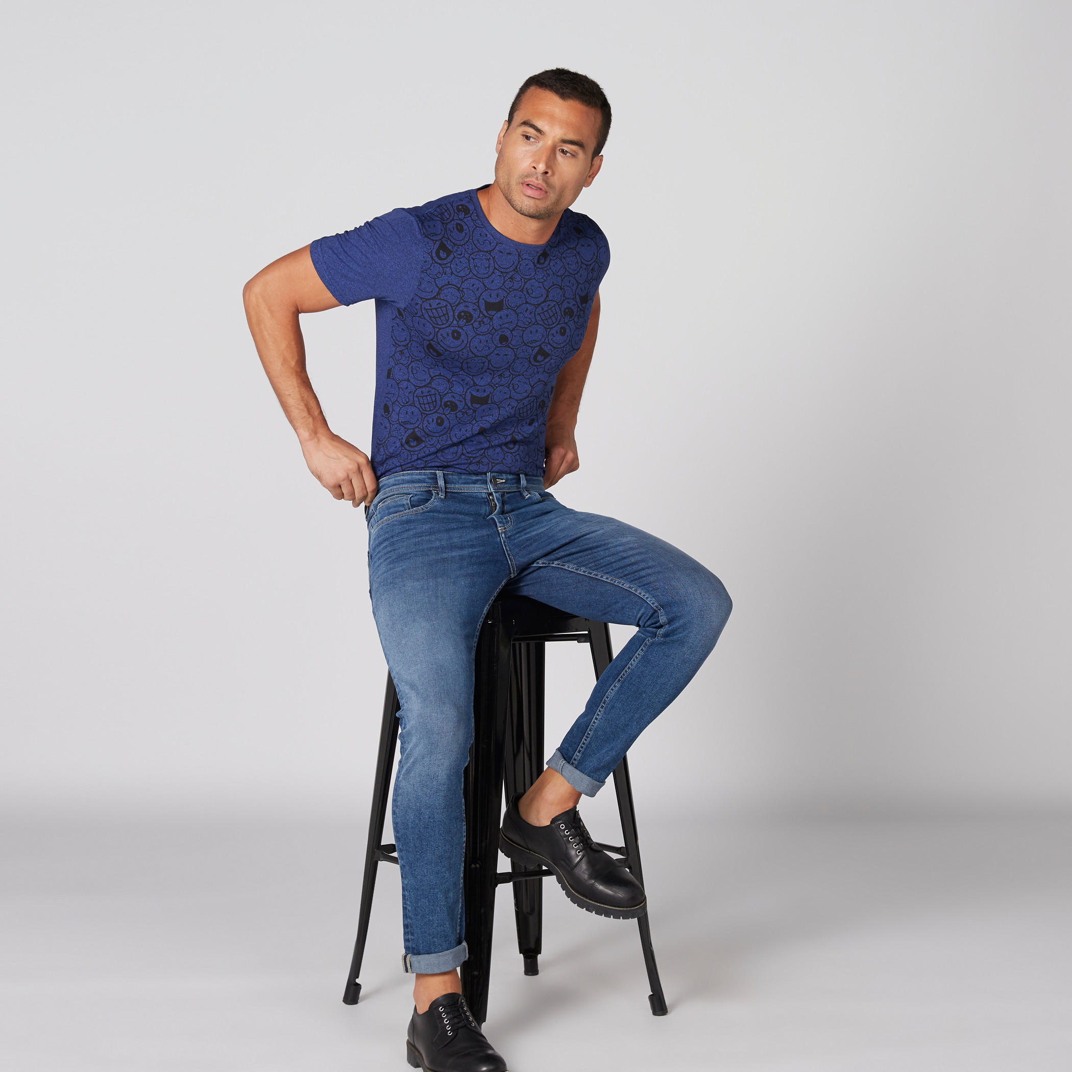 تيشيرت بياقة ضيّقة وأكمام قصيرة وطبعات سمايلي وورلد-men-clothing-tshirtsandpolos-tshirts-image-1