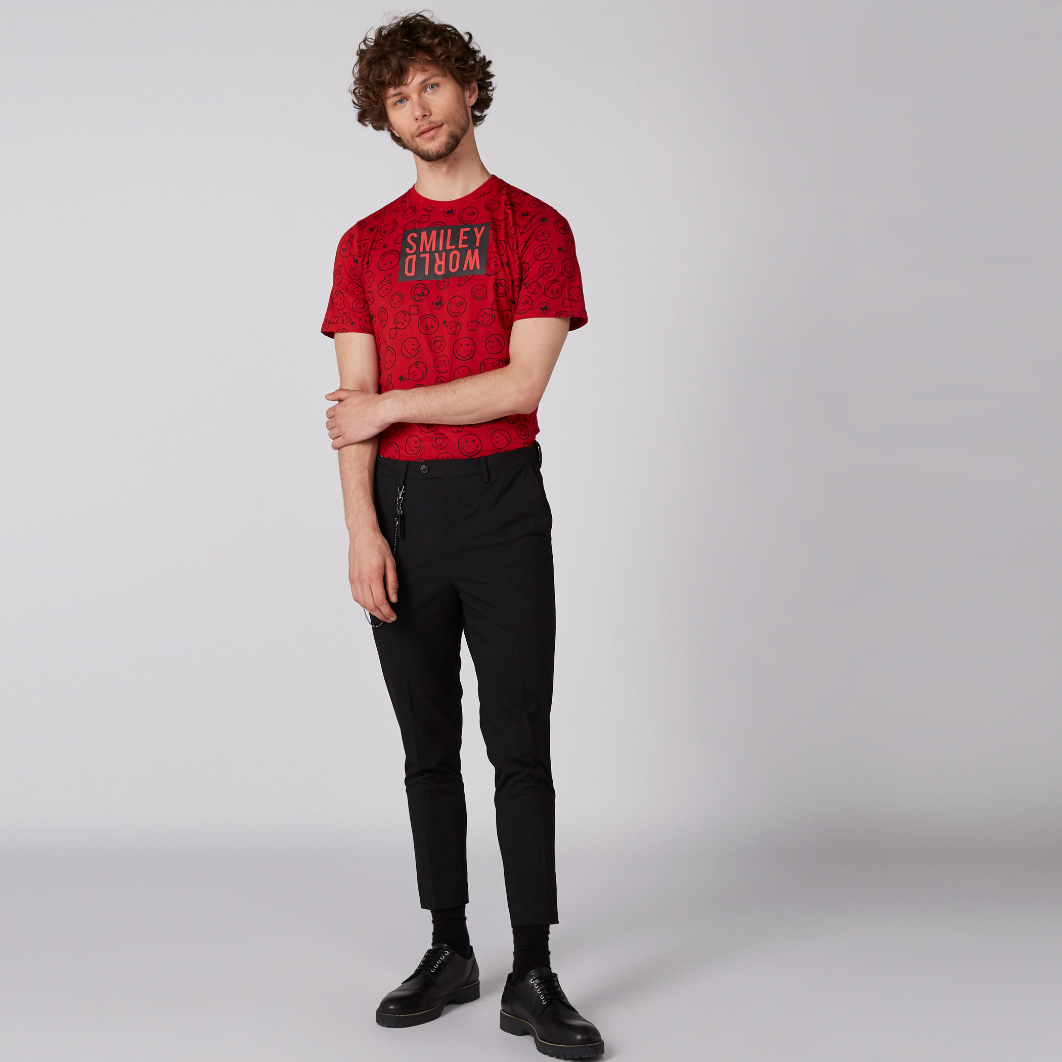 تيشيرت بياقة ضيّقة وأكمام قصيرة وطبعات سمايلي وورلد-men-clothing-tshirtsandpolos-tshirts-image-1
