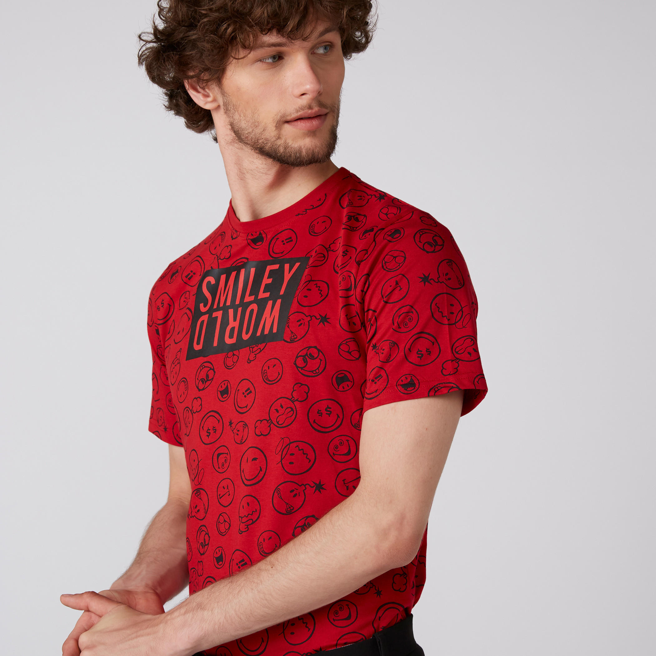 تيشيرت بياقة ضيّقة وأكمام قصيرة وطبعات سمايلي وورلد-men-clothing-tshirtsandpolos-tshirts-image-2