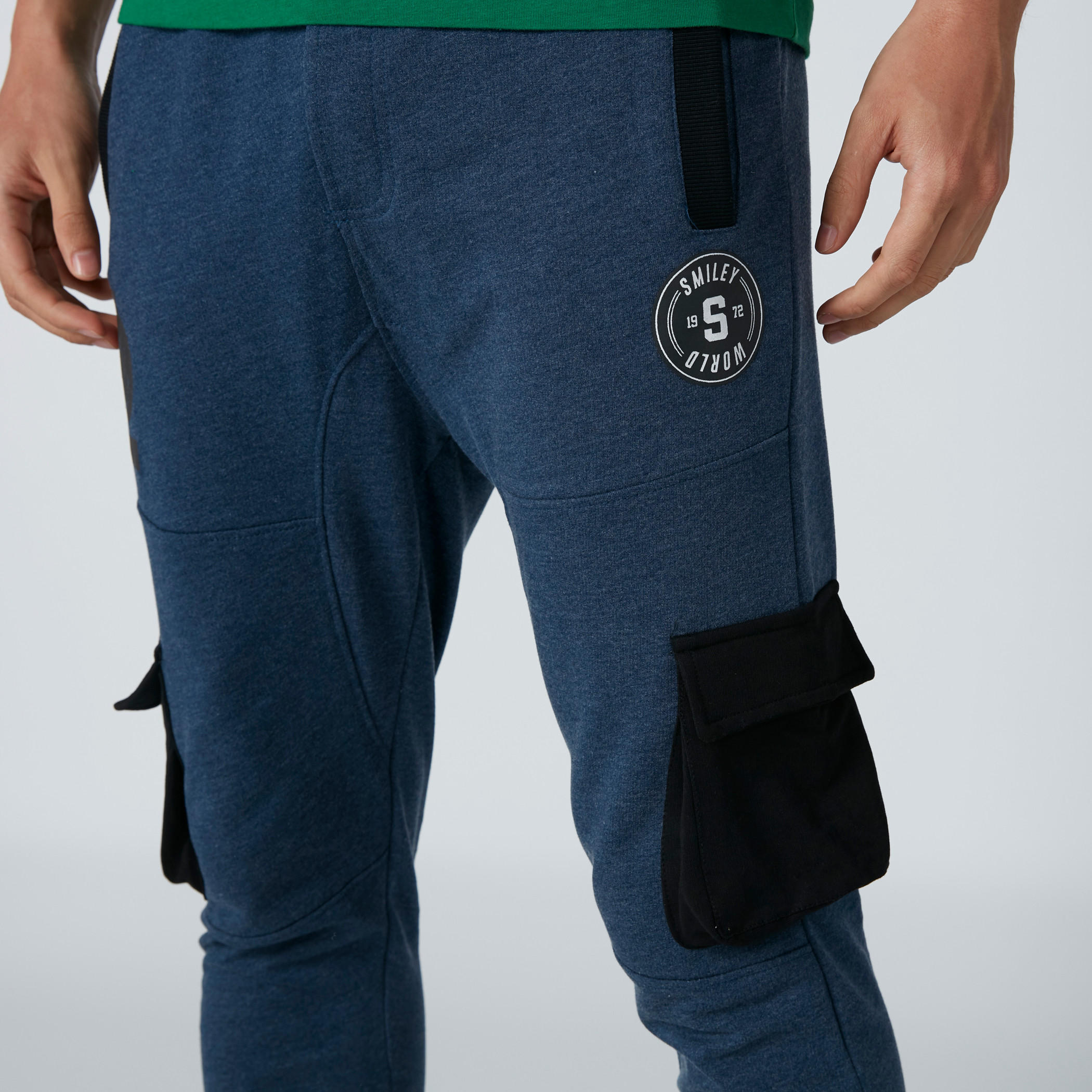بنطال رياضي بأساور واسعة وجيوب وطبعات سمايلي وورلد-men-clothing-bottoms-joggers-image-4