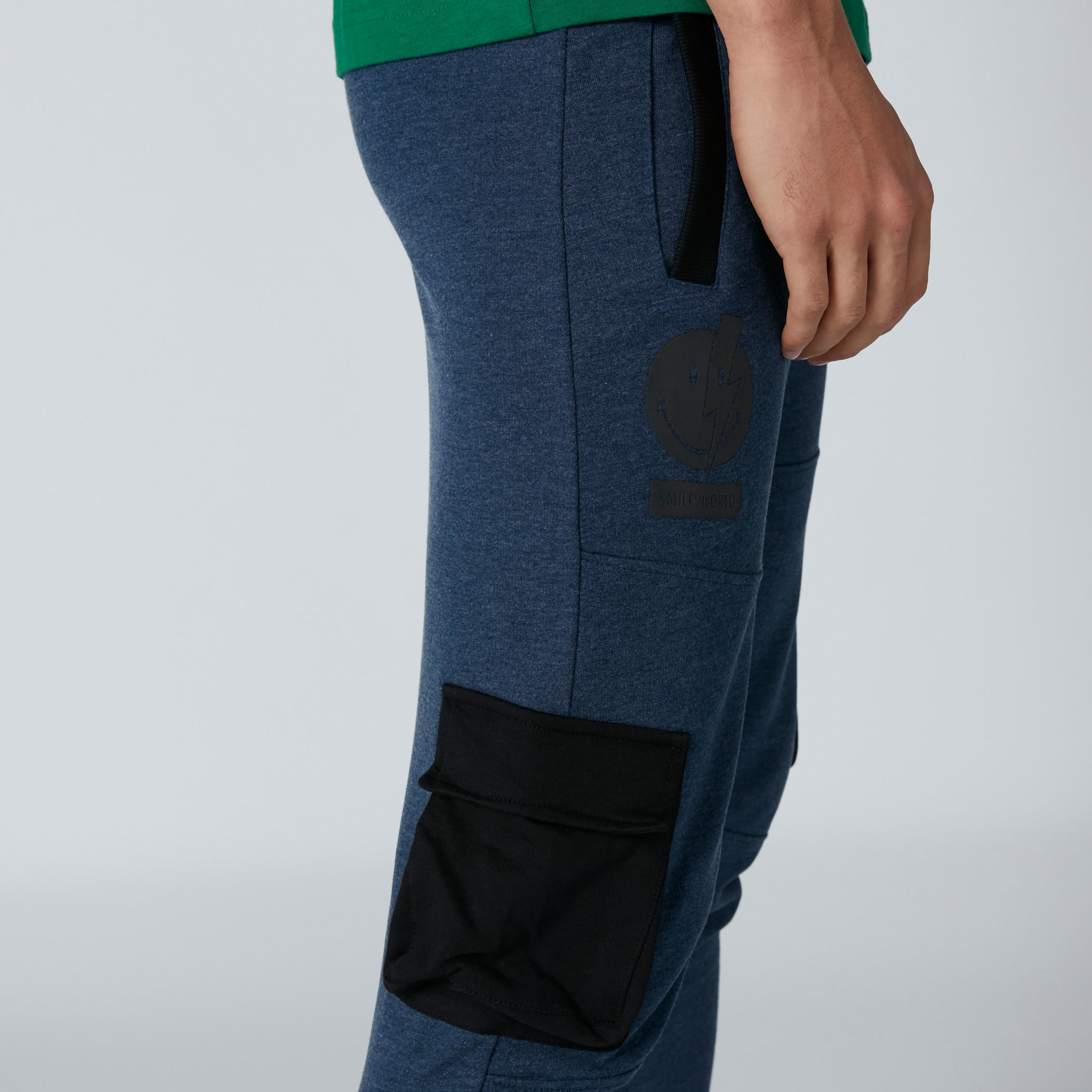 بنطال رياضي بأساور واسعة وجيوب وطبعات سمايلي وورلد-men-clothing-bottoms-joggers-image-5