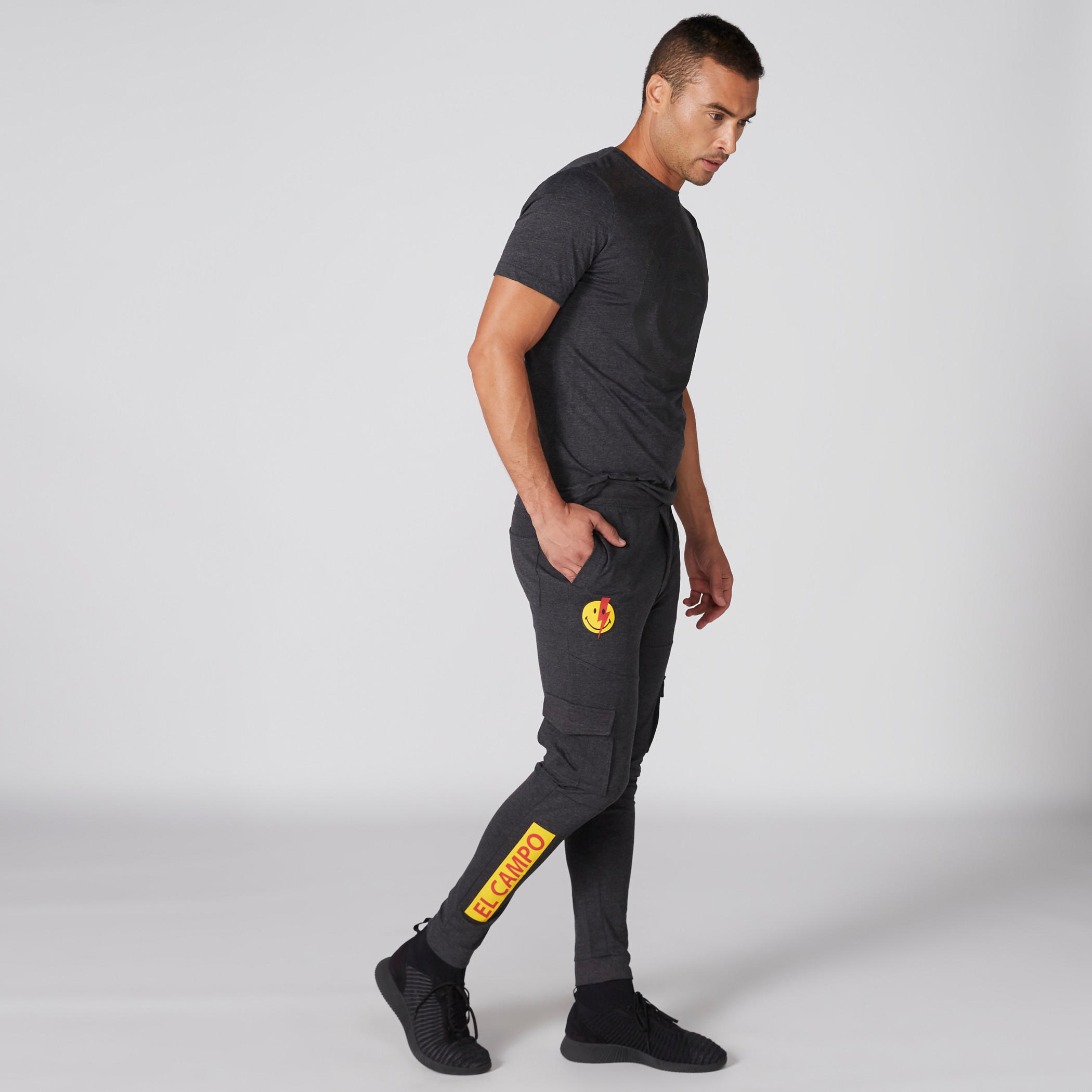 بنطال رياضي بجيوب وطبعات سمايلي وورلد-men-clothing-bottoms-joggers-image-1