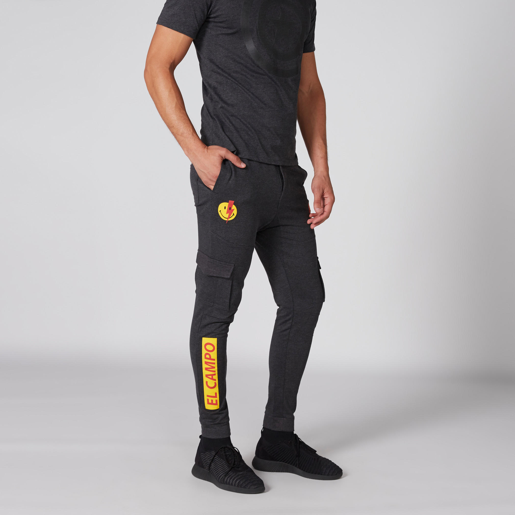 بنطال رياضي بجيوب وطبعات سمايلي وورلد-men-clothing-bottoms-joggers-image-3