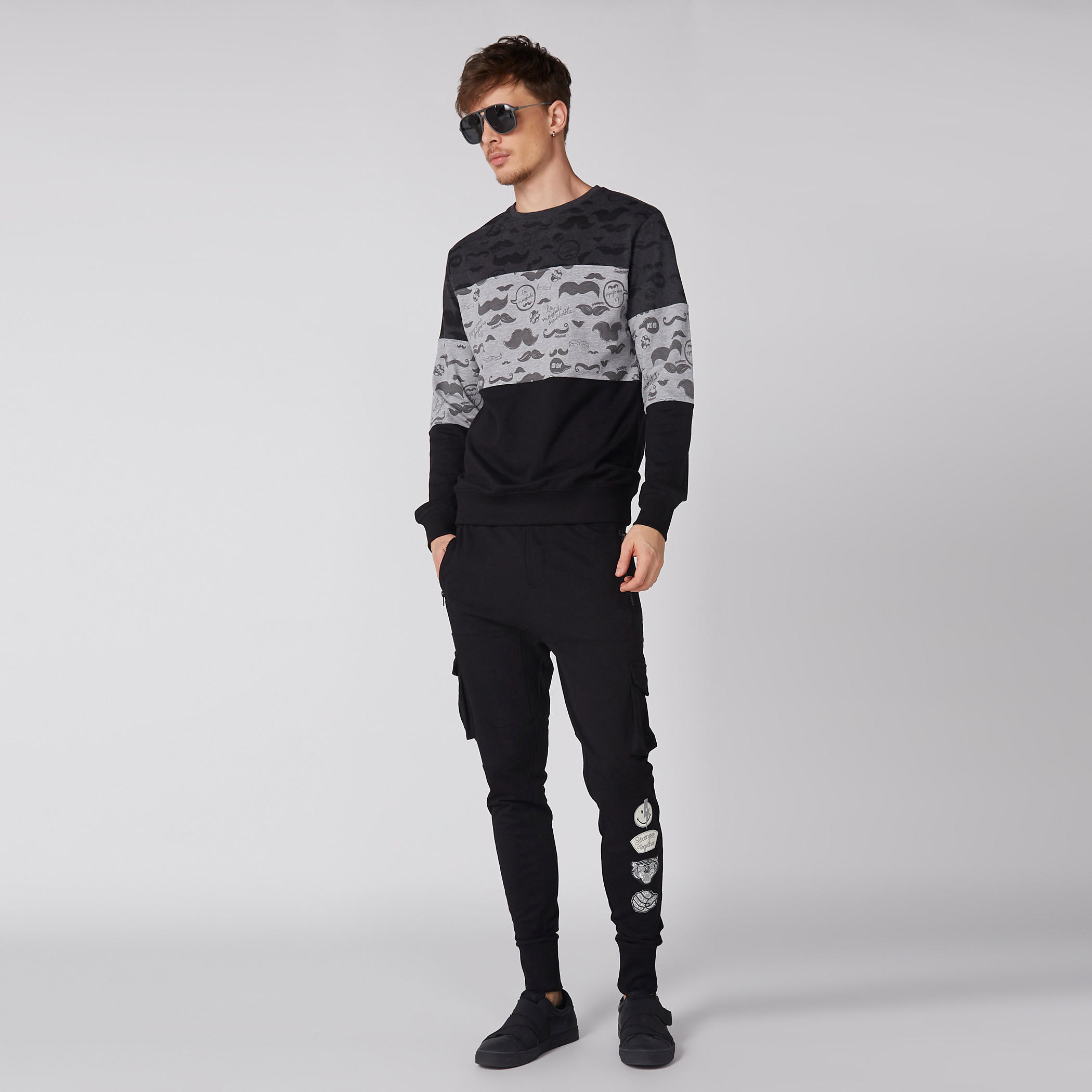 بنطال رياضي طويل بجيوب وطبعات سمايلي وورلد-men-clothing-bottoms-joggers-image-5