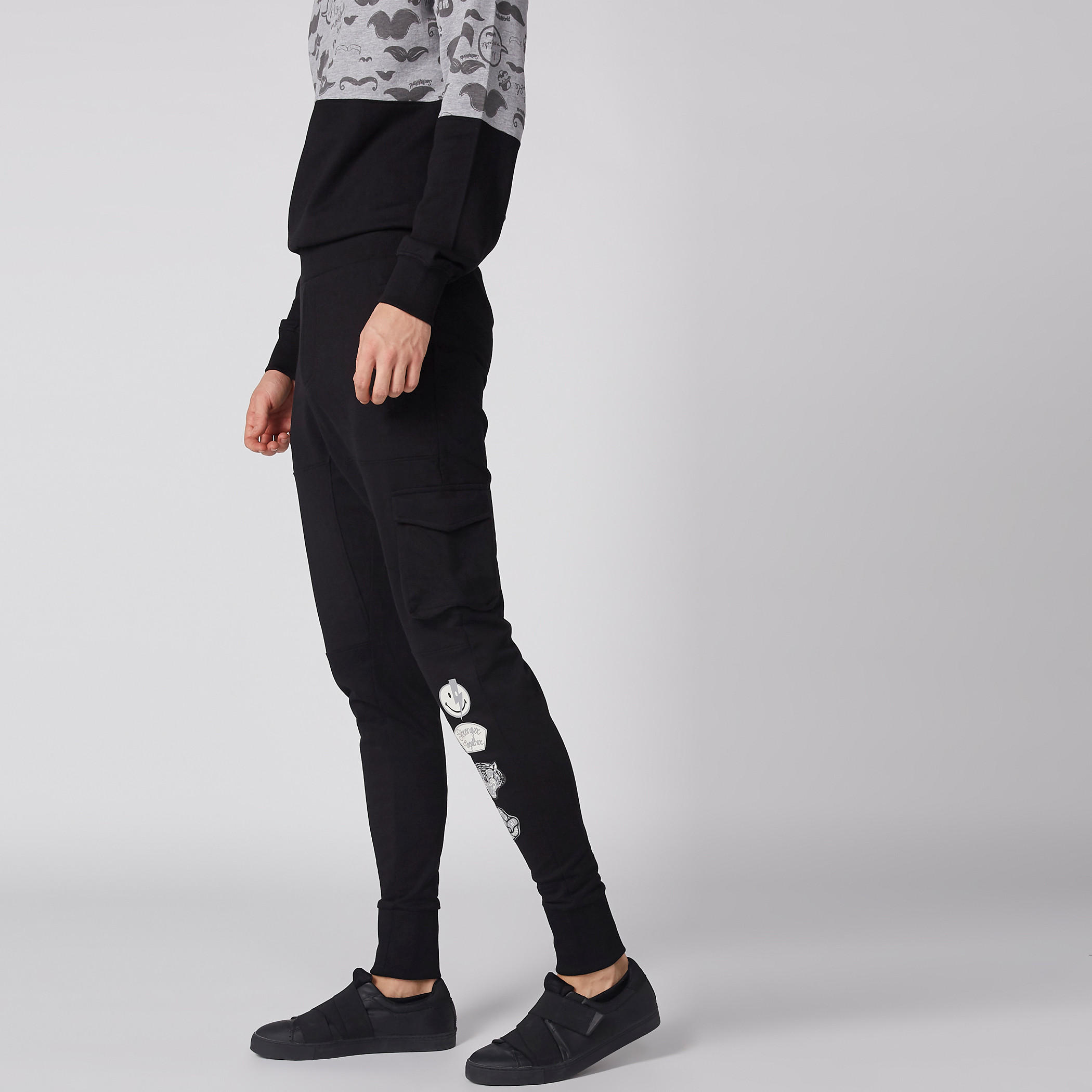 بنطال رياضي طويل بجيوب وطبعات سمايلي وورلد-men-clothing-bottoms-joggers-image-3