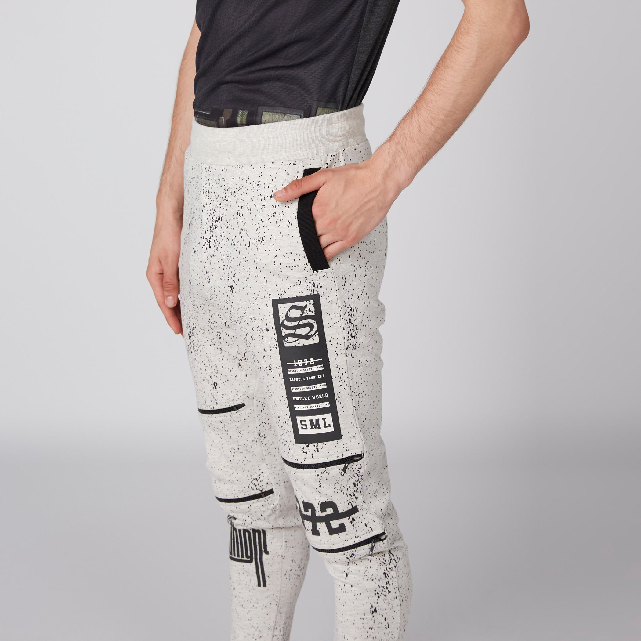 بنطال رياضي بخصر مطّاطي وطبعات سمايلي وورلد-men-clothing-bottoms-joggers-image-3