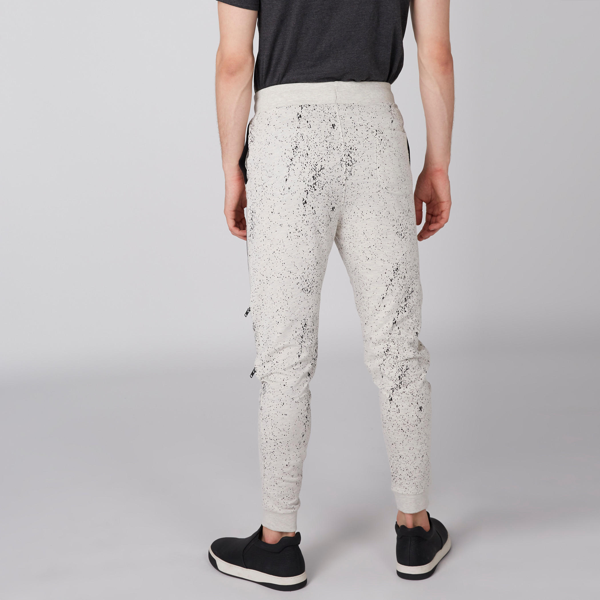 بنطال رياضي بخصر مطّاطي وطبعات سمايلي وورلد-men-clothing-bottoms-joggers-image-4
