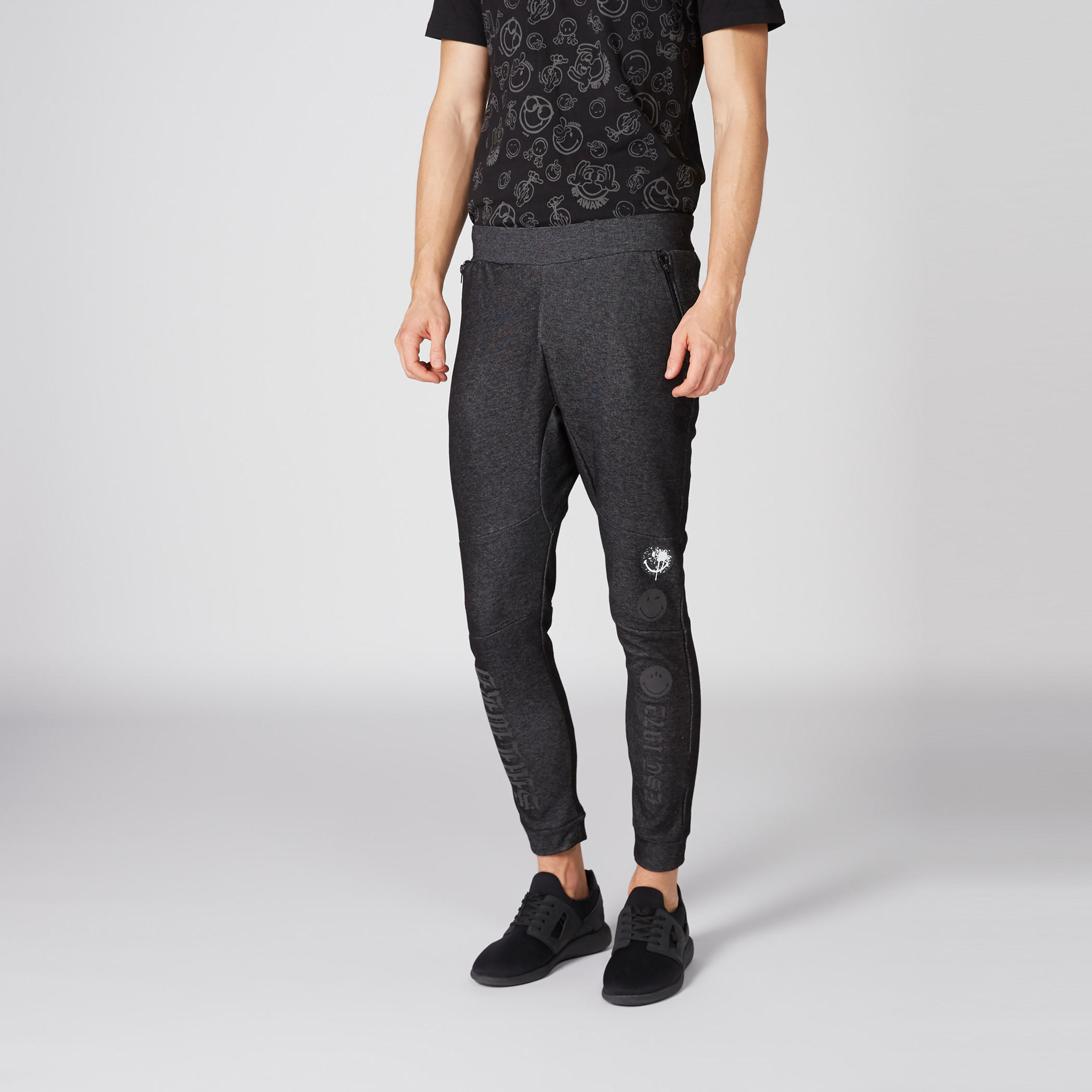 بنطال رياضي طويل بخصر مطاطّي وطبعات سمايلي وورلد-men-clothing-bottoms-joggers-image-1