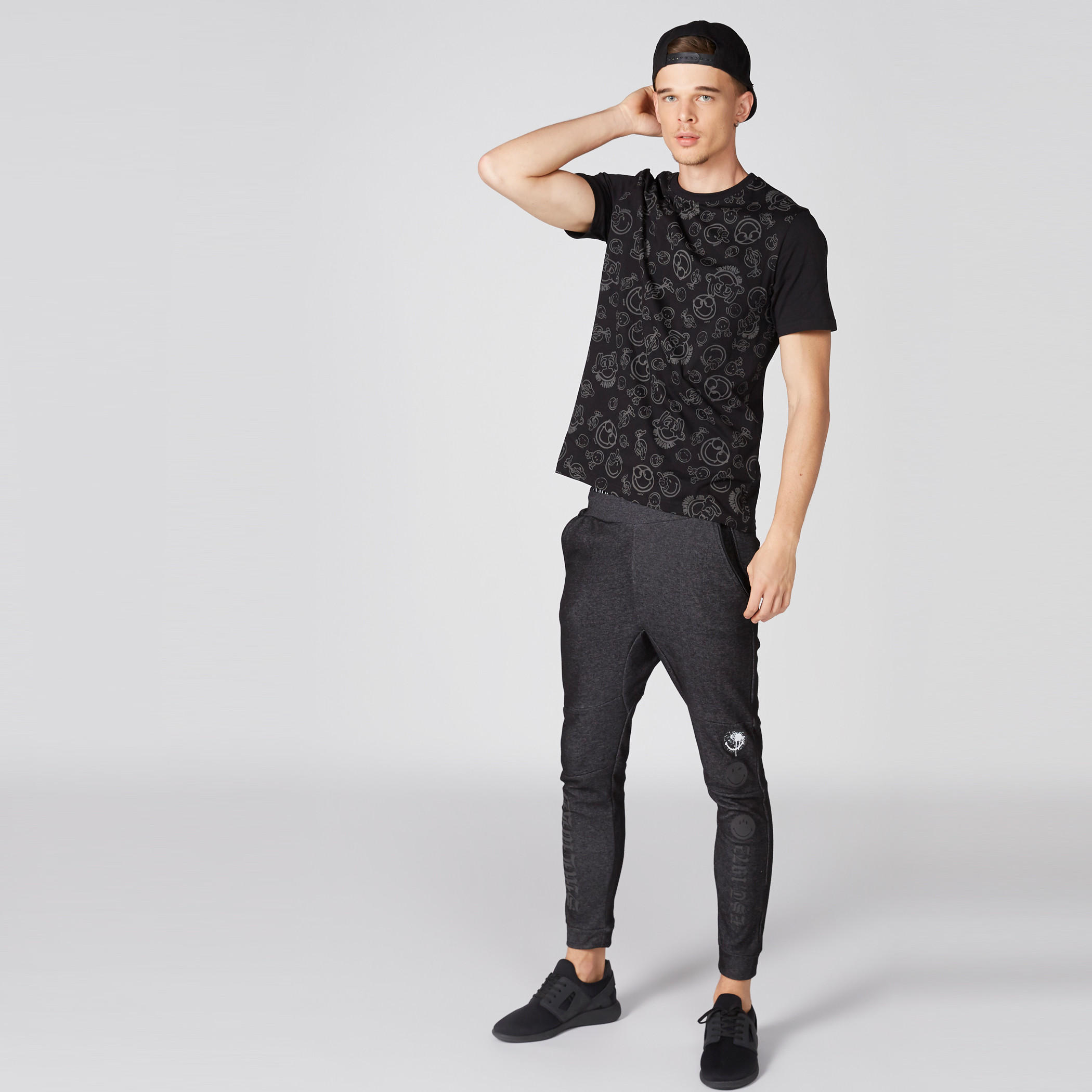 بنطال رياضي طويل بخصر مطاطّي وطبعات سمايلي وورلد-men-clothing-bottoms-joggers-image-3