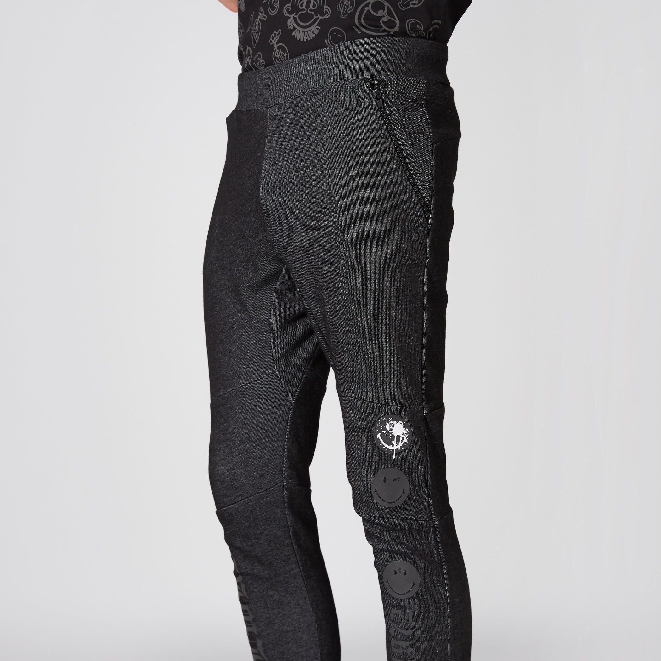 بنطال رياضي طويل بخصر مطاطّي وطبعات سمايلي وورلد-men-clothing-bottoms-joggers-image-4