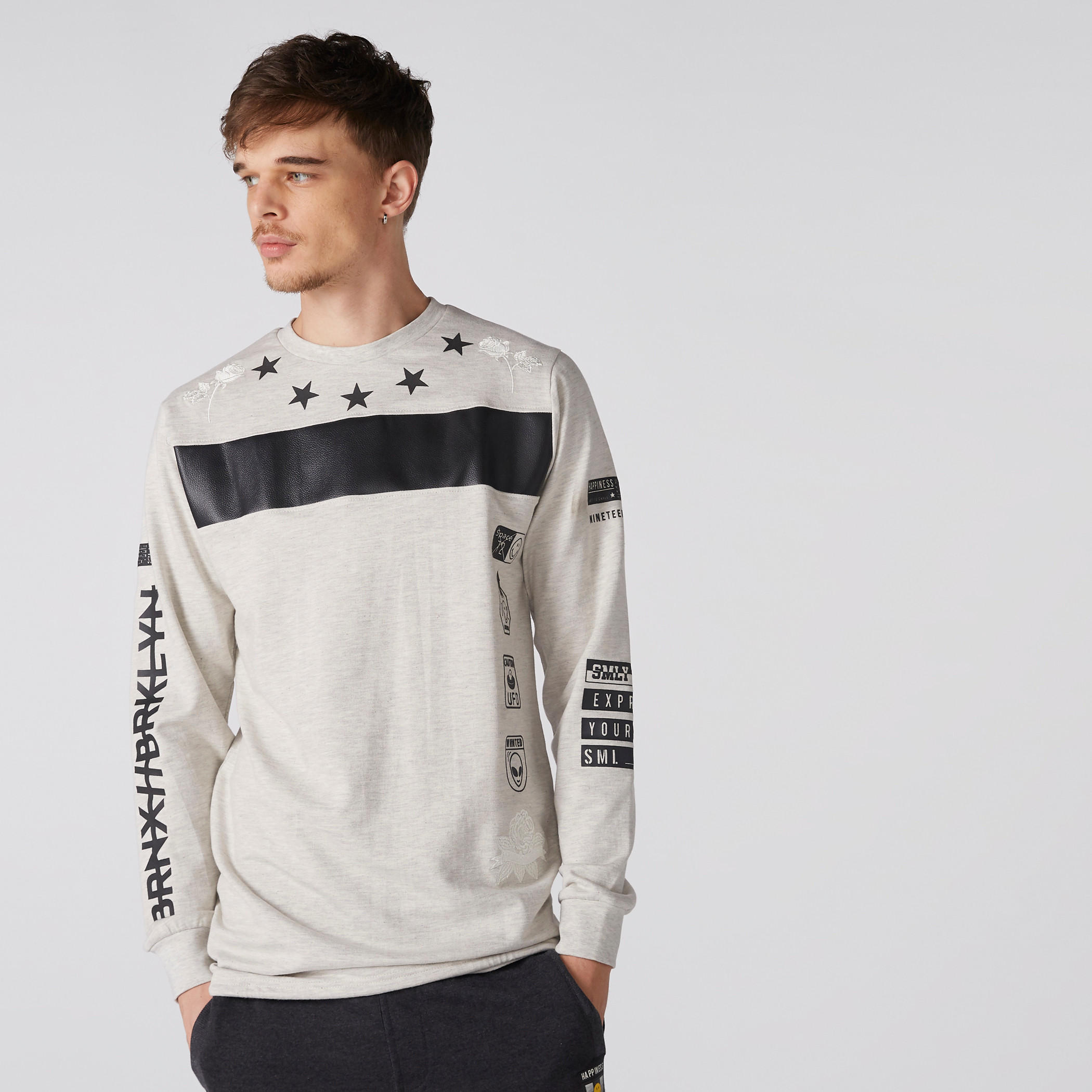 سويت شيرت بياقة ضيّقة وأكمام طويلة وطبعات سمايلي وورلد-men-winterwear-hoodiesandsweatshirts-image-1