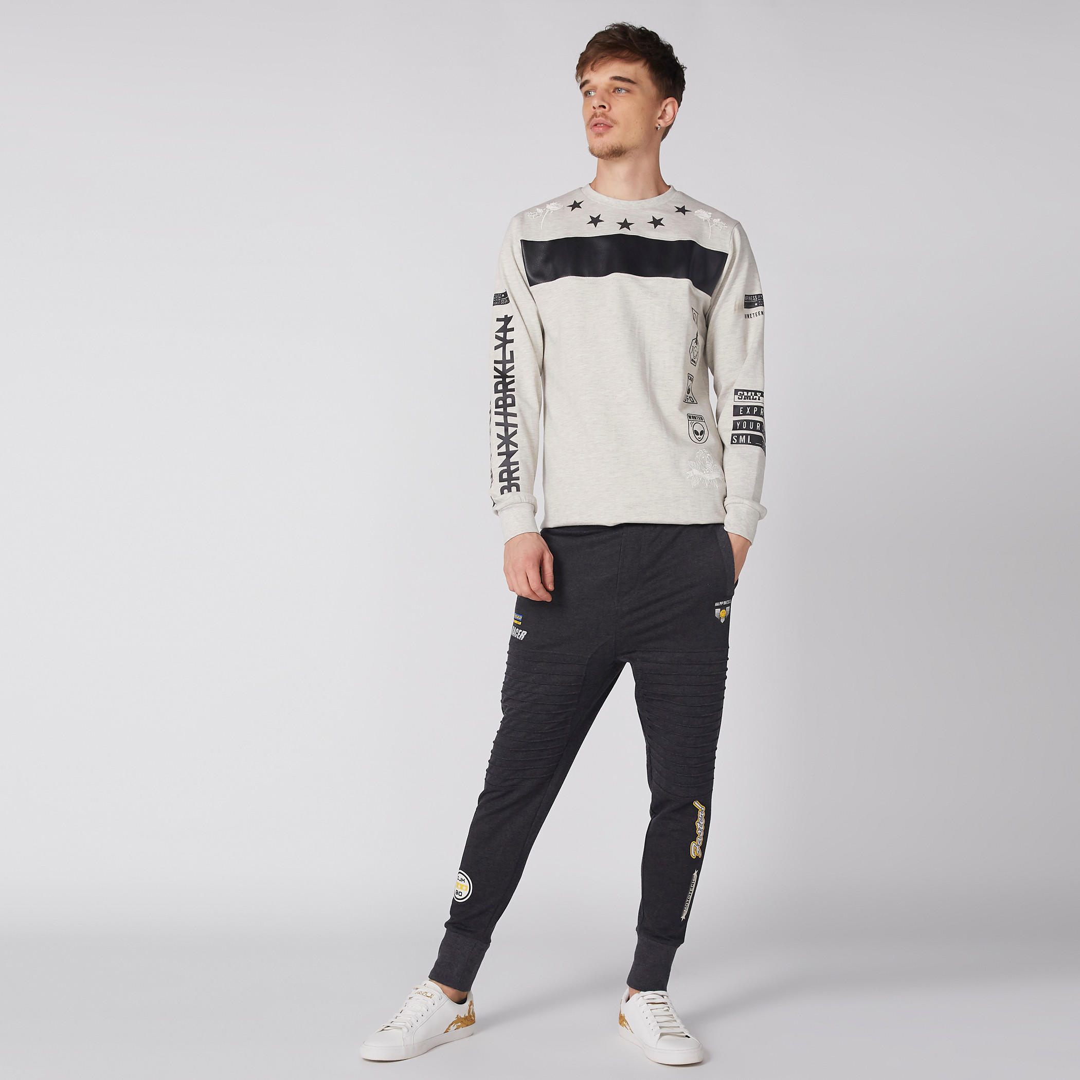 سويت شيرت بياقة ضيّقة وأكمام طويلة وطبعات سمايلي وورلد-men-winterwear-hoodiesandsweatshirts-image-3