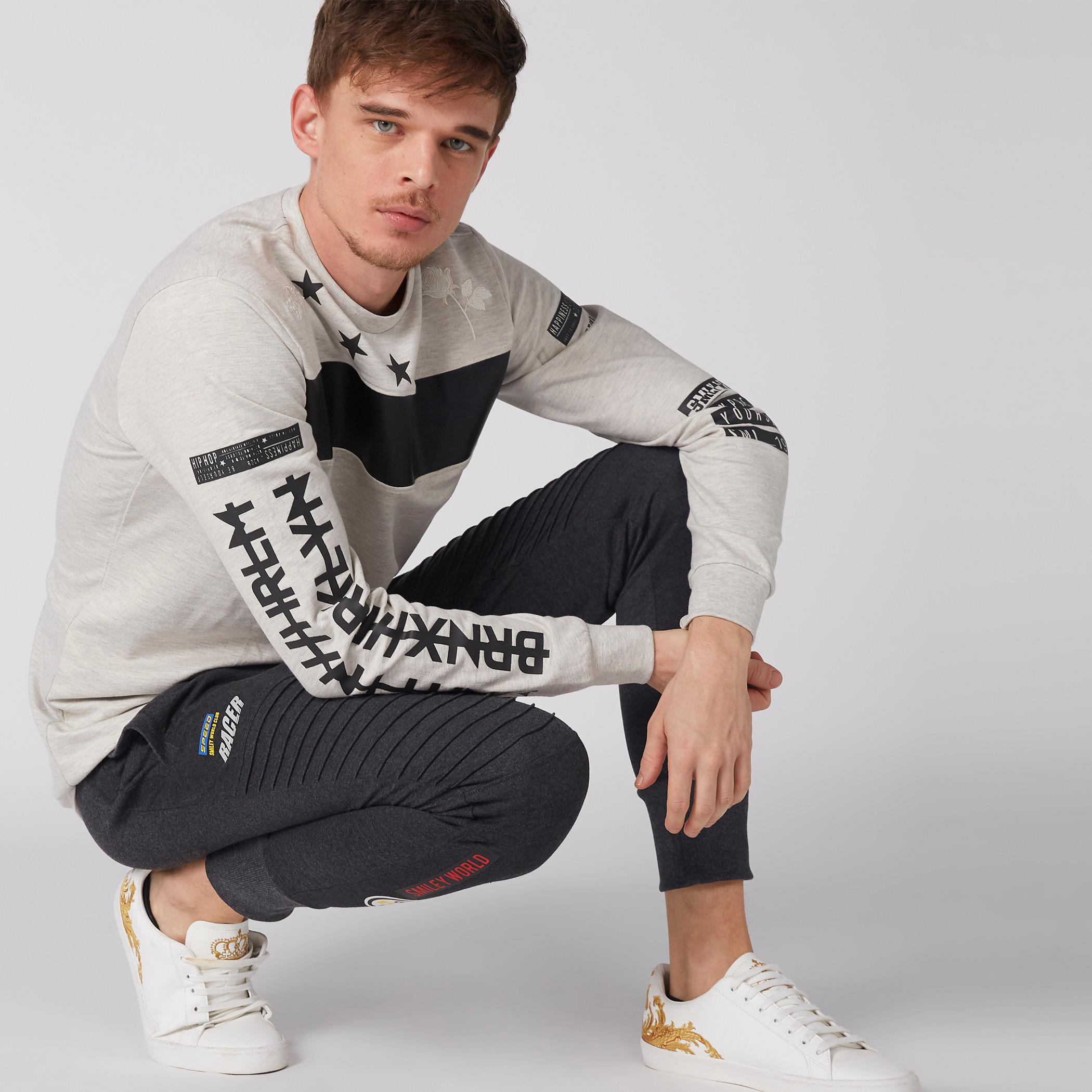سويت شيرت بياقة ضيّقة وأكمام طويلة وطبعات سمايلي وورلد-men-winterwear-hoodiesandsweatshirts-image-4
