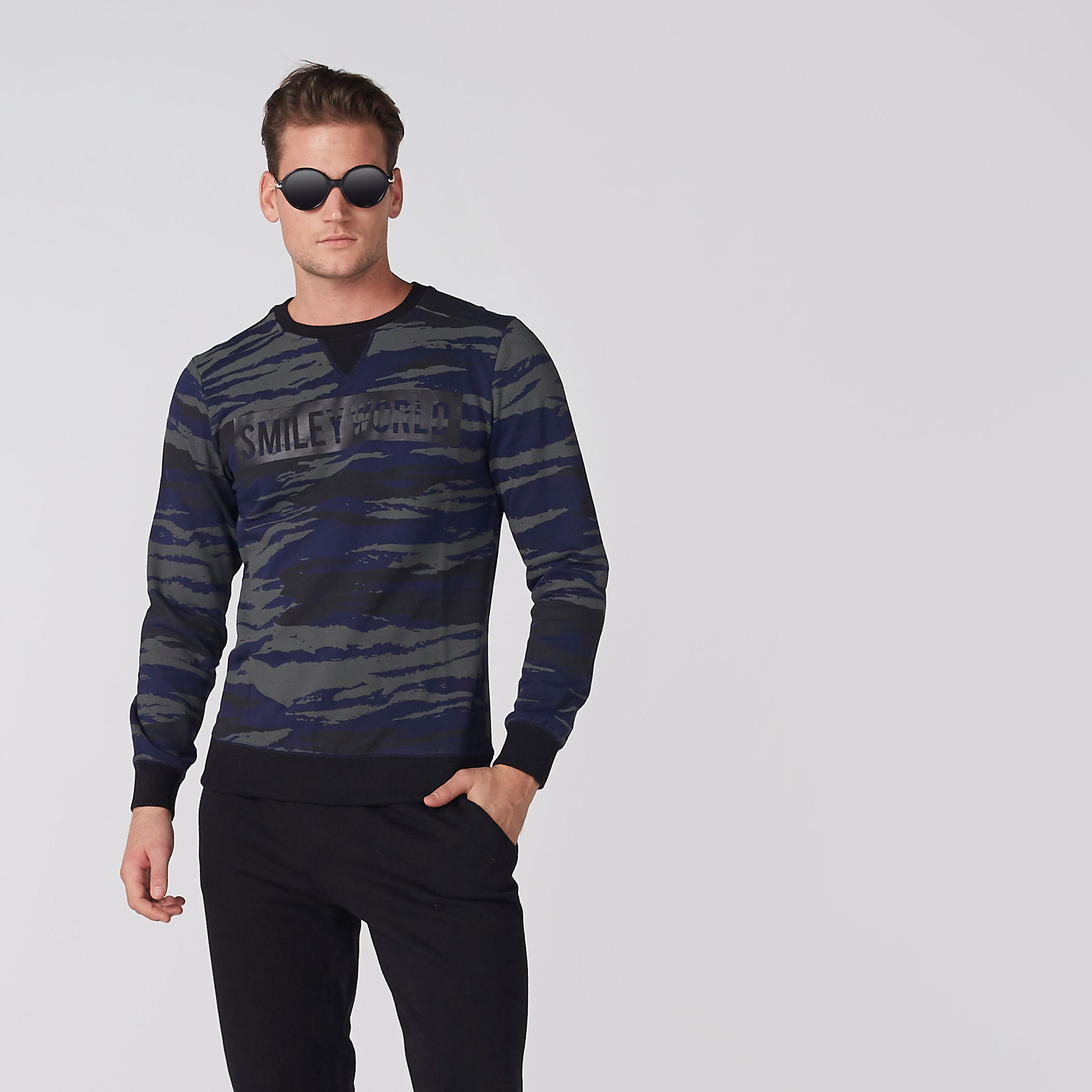 سويت شيرت بياقة مستديرة وأكمام طويلة وطبعات سمايلي وورلد-men-winterwear-hoodiesandsweatshirts-image-1