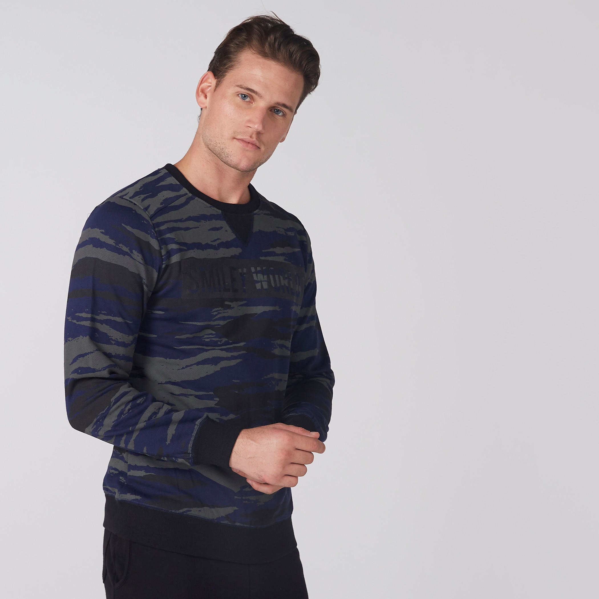 سويت شيرت بياقة مستديرة وأكمام طويلة وطبعات سمايلي وورلد-men-winterwear-hoodiesandsweatshirts-image-2