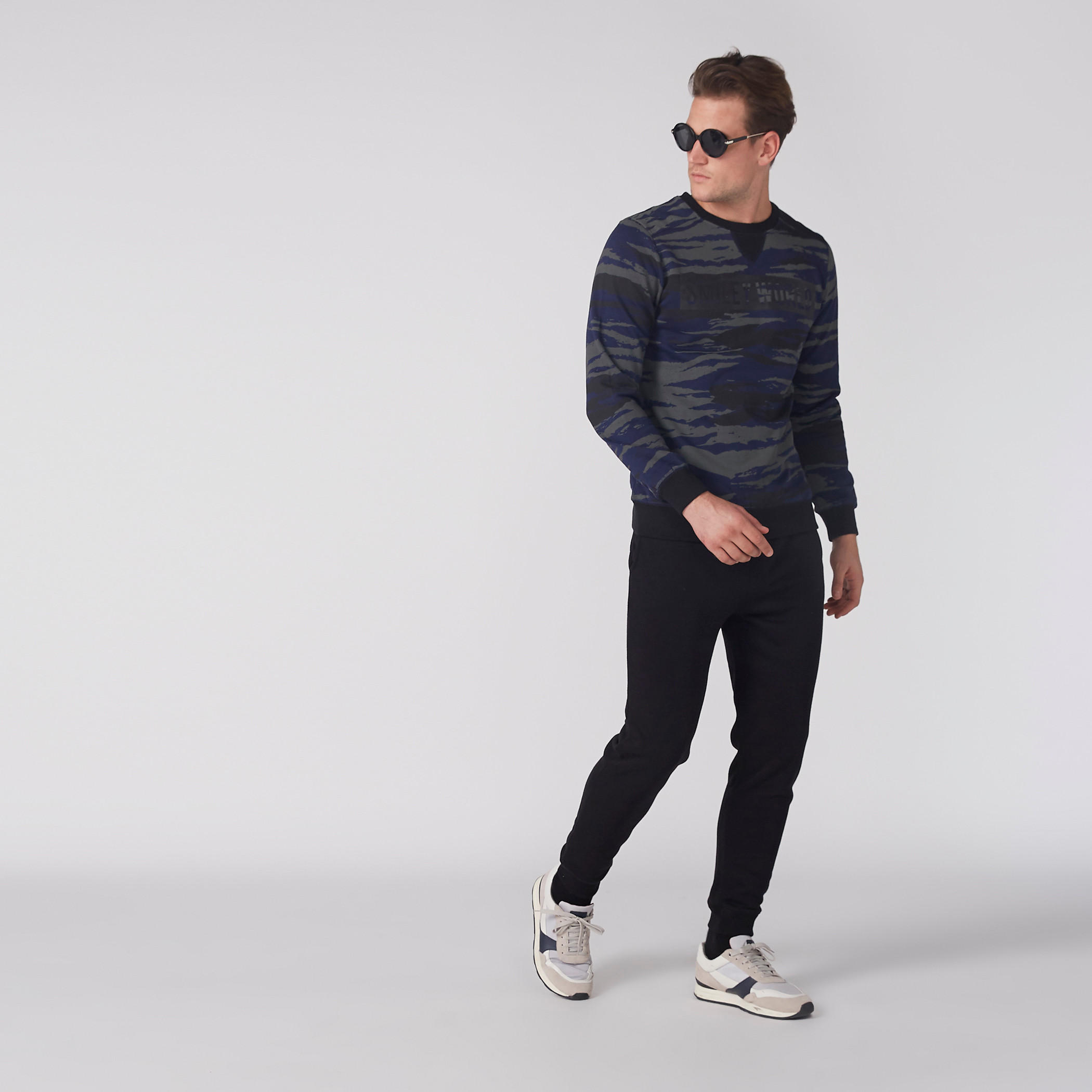 سويت شيرت بياقة مستديرة وأكمام طويلة وطبعات سمايلي وورلد-men-winterwear-hoodiesandsweatshirts-image-3