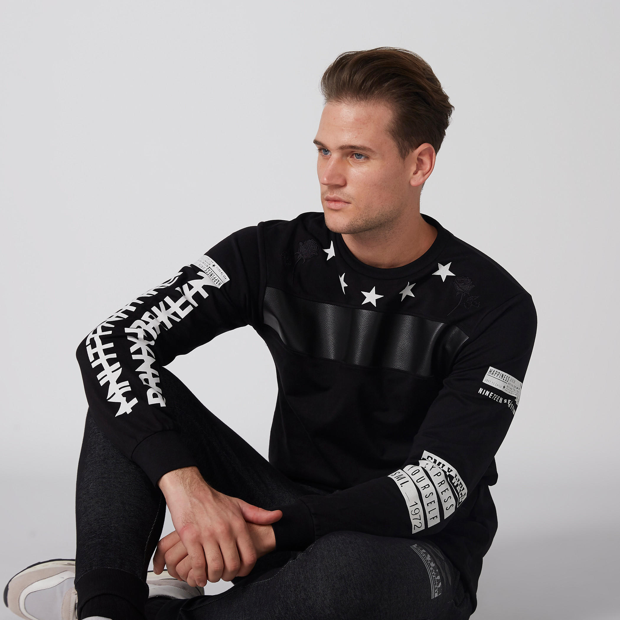سويت شيرت بياقة ضيّقة وأكمام طويلة وطبعات سمايلي وورلد-men-winterwear-hoodiesandsweatshirts-image-4