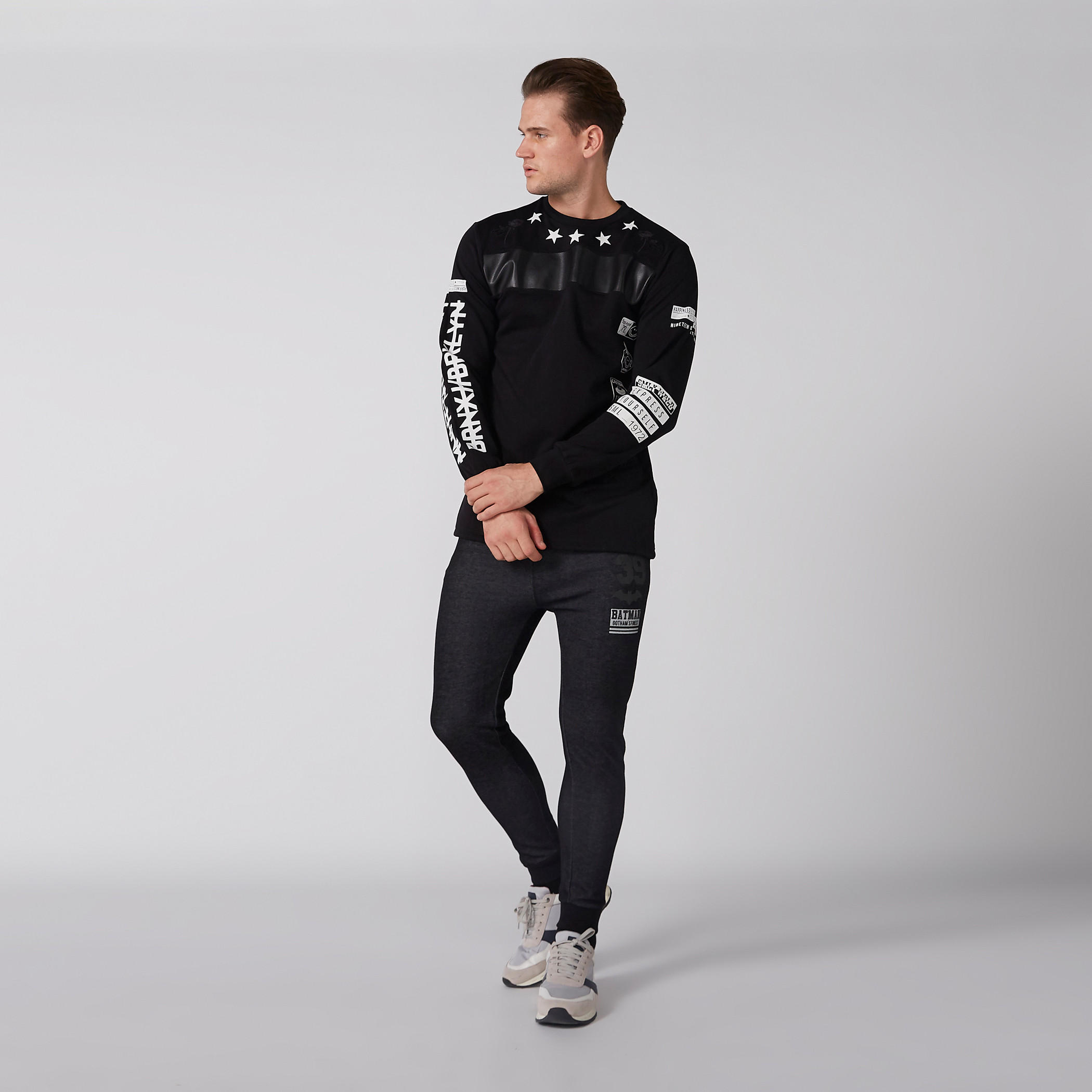 سويت شيرت بياقة ضيّقة وأكمام طويلة وطبعات سمايلي وورلد-men-winterwear-hoodiesandsweatshirts-image-3