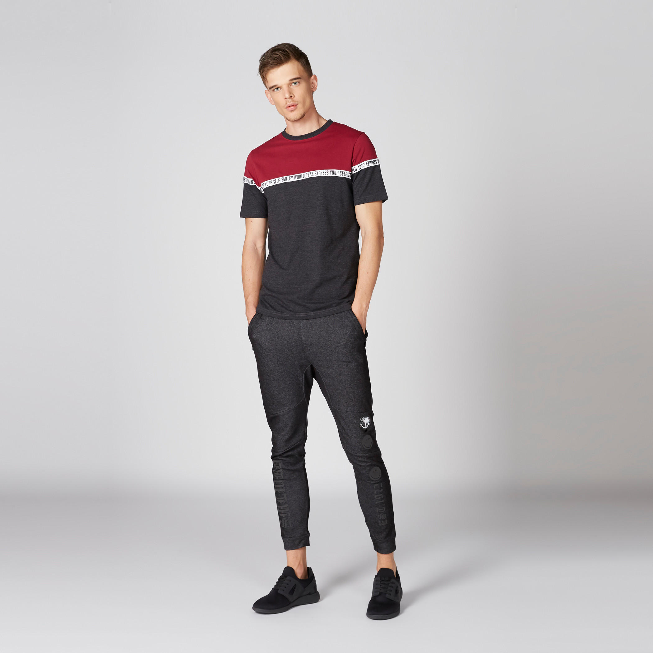 تيشيرت بطبعات سمايلي وورلد بأكمام قصيرة وياقة ضيقة-men-clothing-tshirtsandpolos-tshirts-image-1