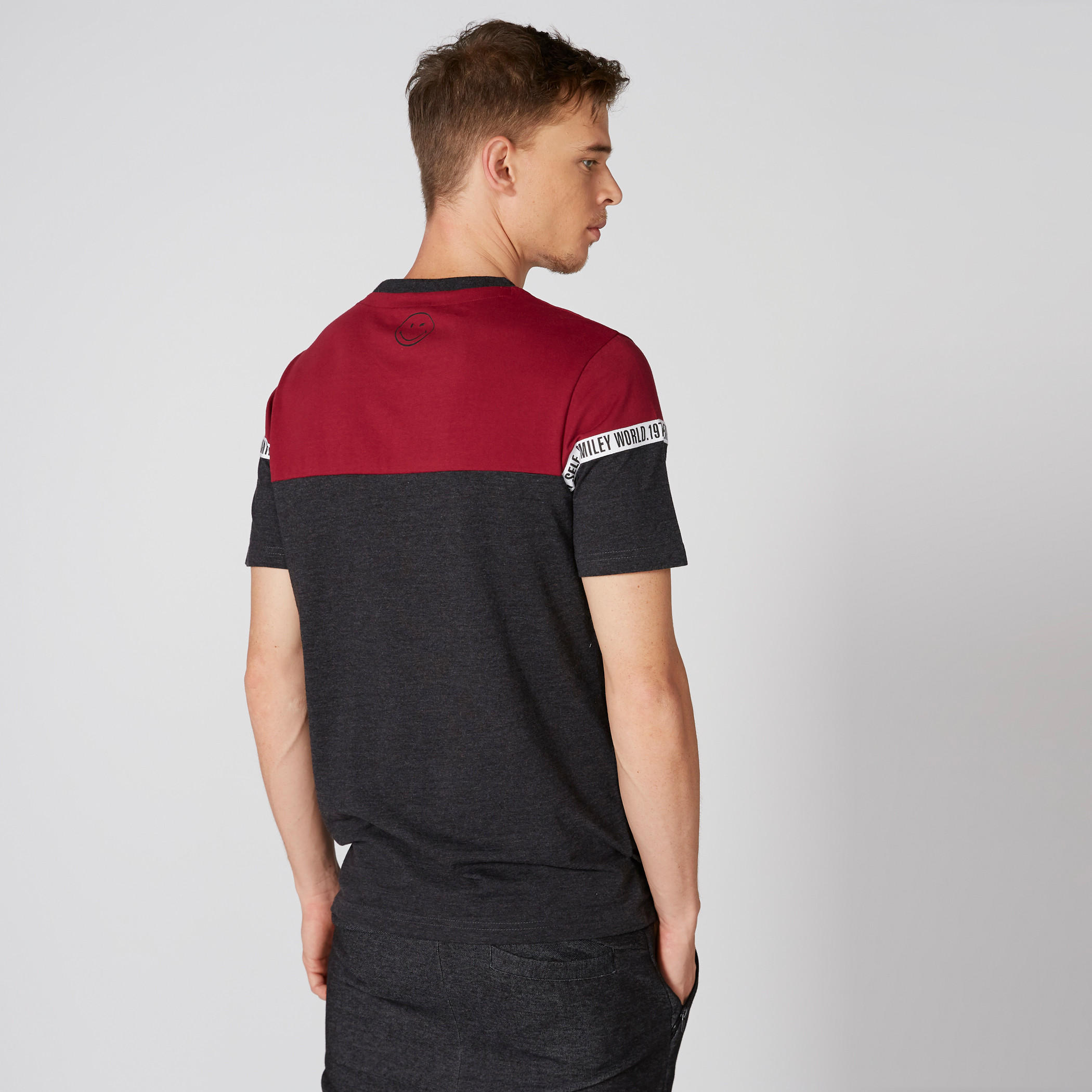 تيشيرت بطبعات سمايلي وورلد بأكمام قصيرة وياقة ضيقة-men-clothing-tshirtsandpolos-tshirts-image-2