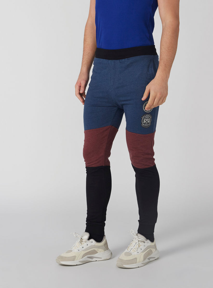 بنطال رياضي بخصر مطاطي وتفاصيل شارات سمايلي وورلد-men-clothing-bottoms-joggers-image-3