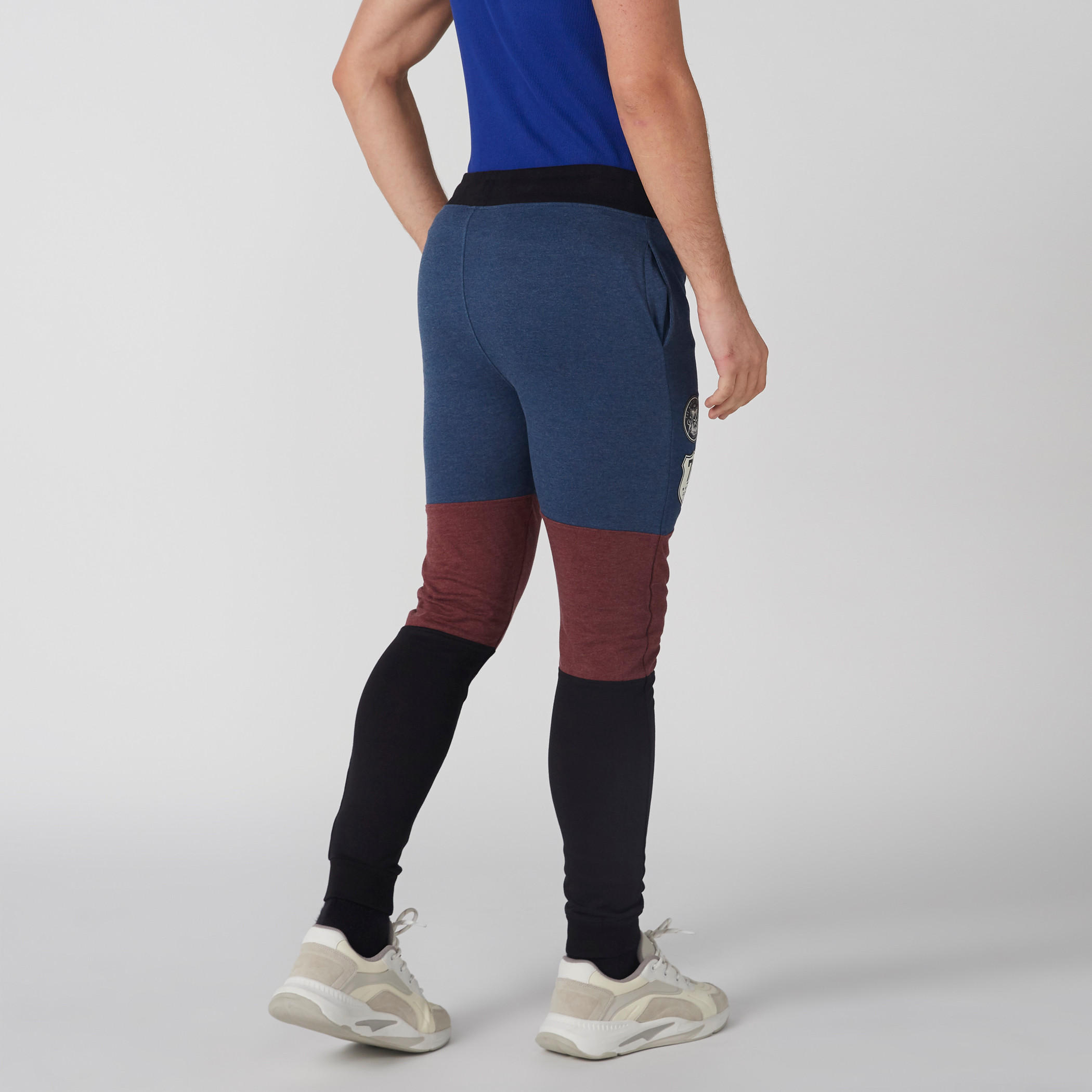 بنطال رياضي بخصر مطاطي وتفاصيل شارات سمايلي وورلد-men-clothing-bottoms-joggers-image-4