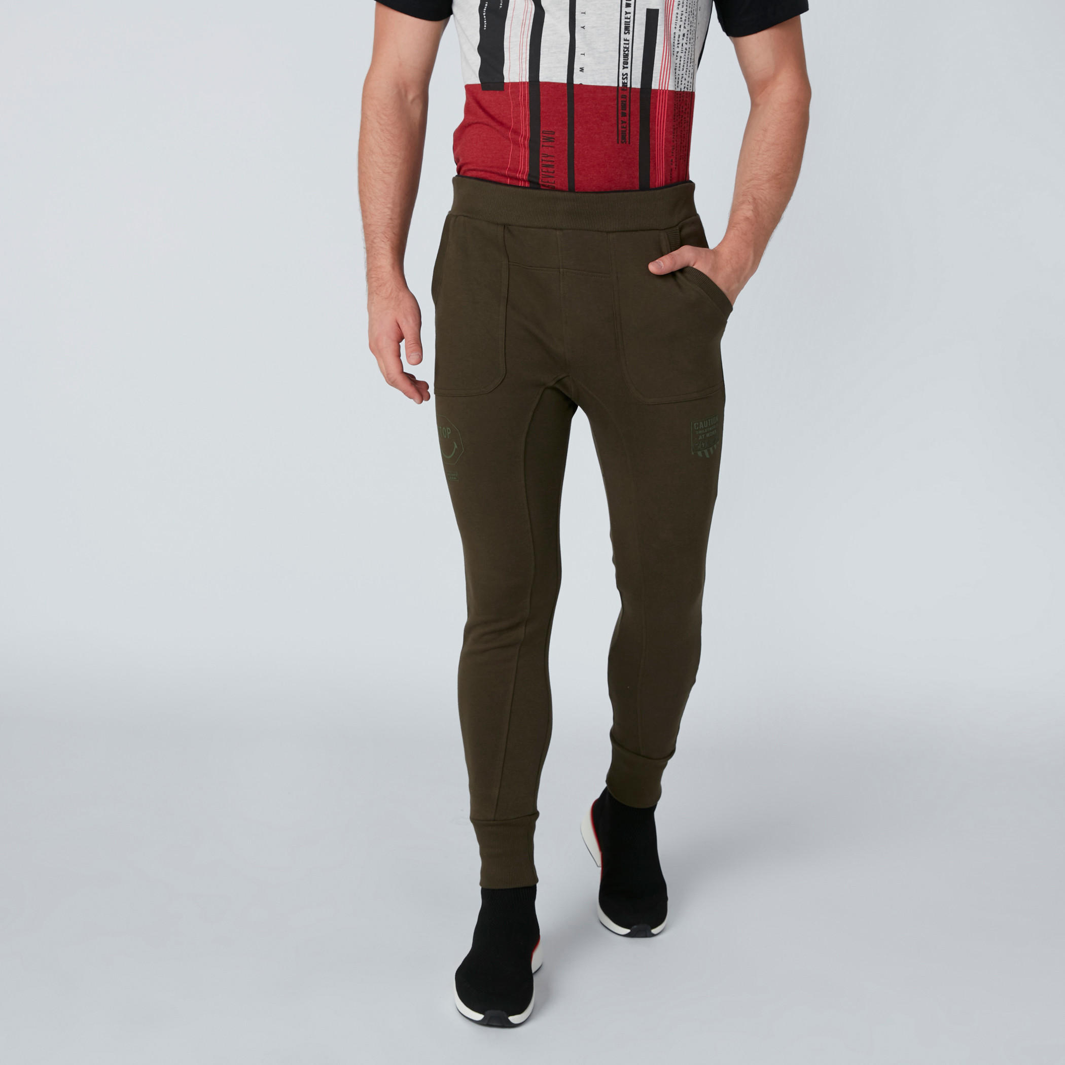 بنطال بخصر مطّاطي وجيوب سمايلي وورلد-men-clothing-bottoms-joggers-image-1
