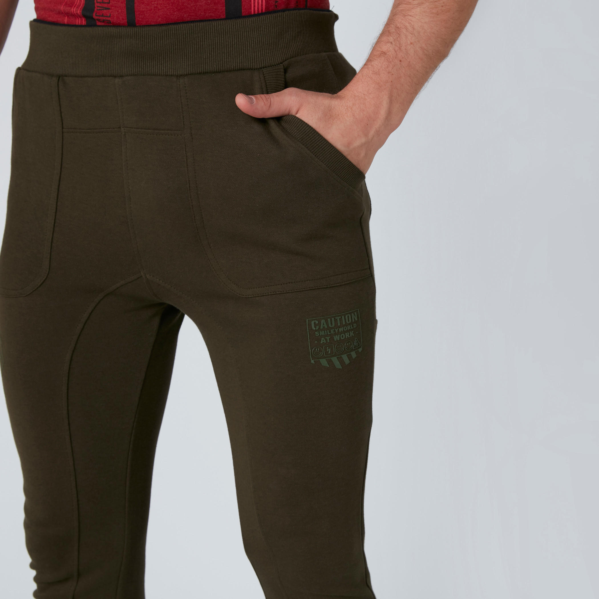 بنطال بخصر مطّاطي وجيوب سمايلي وورلد-men-clothing-bottoms-joggers-image-4