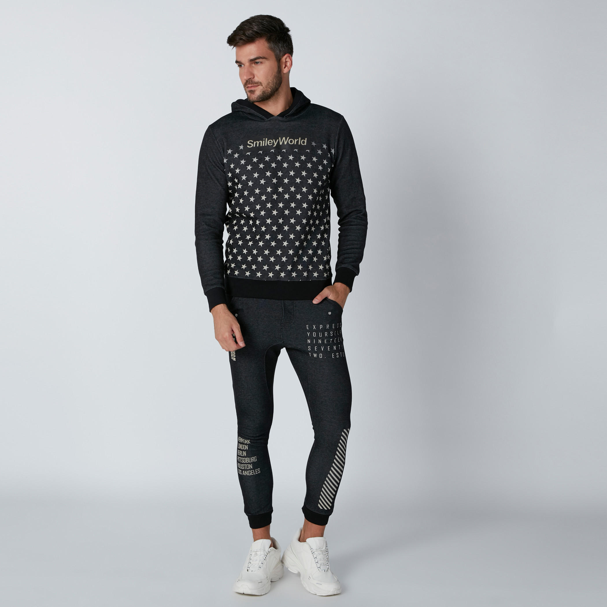 بنطال رياضي برباط وطبعات سمايلي وورلد-men-clothing-bottoms-joggers-image-1