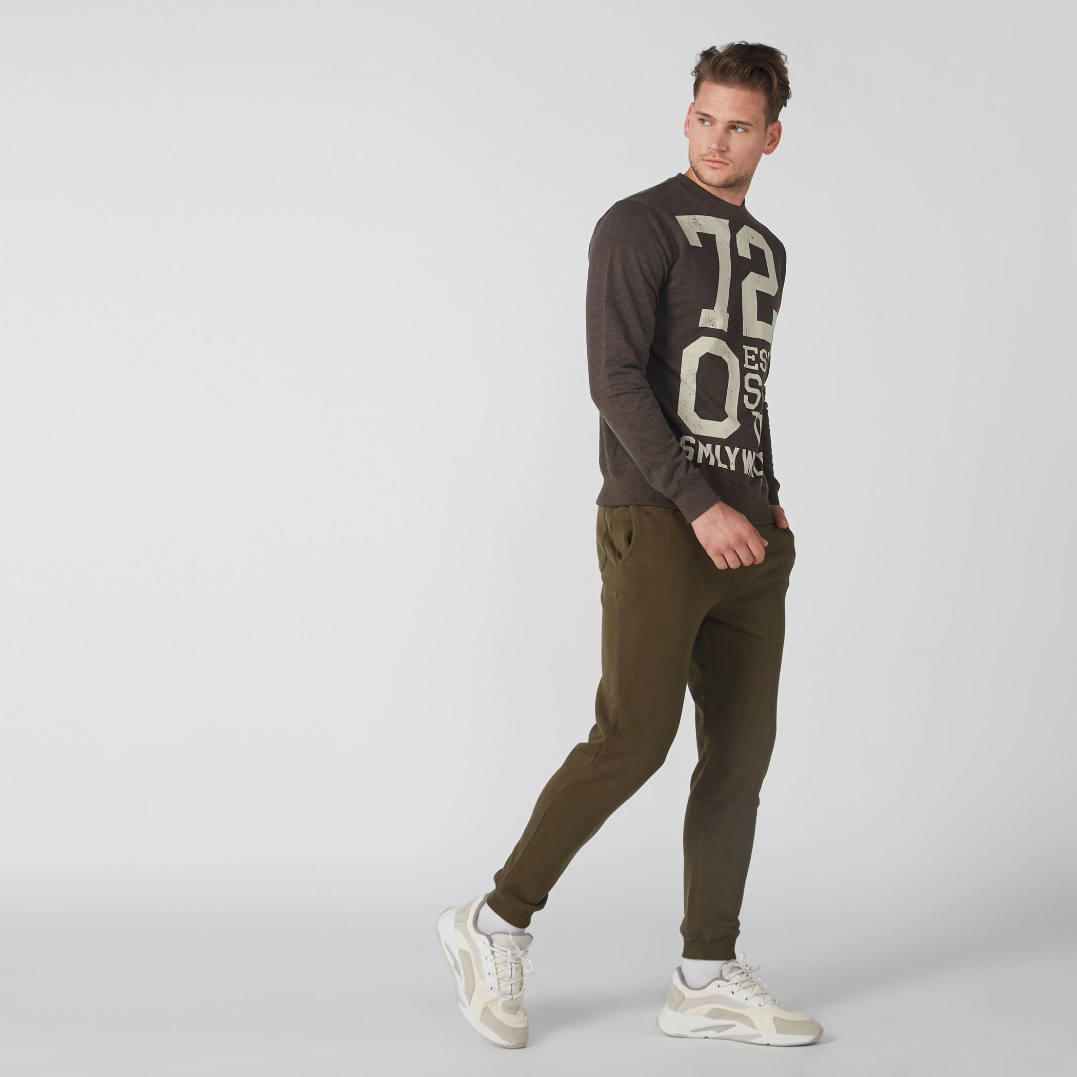 سويت شيرت بطبعات وياقة ضيقة وأكمام طويلة-men-winterwear-hoodiesandsweatshirts-image-4