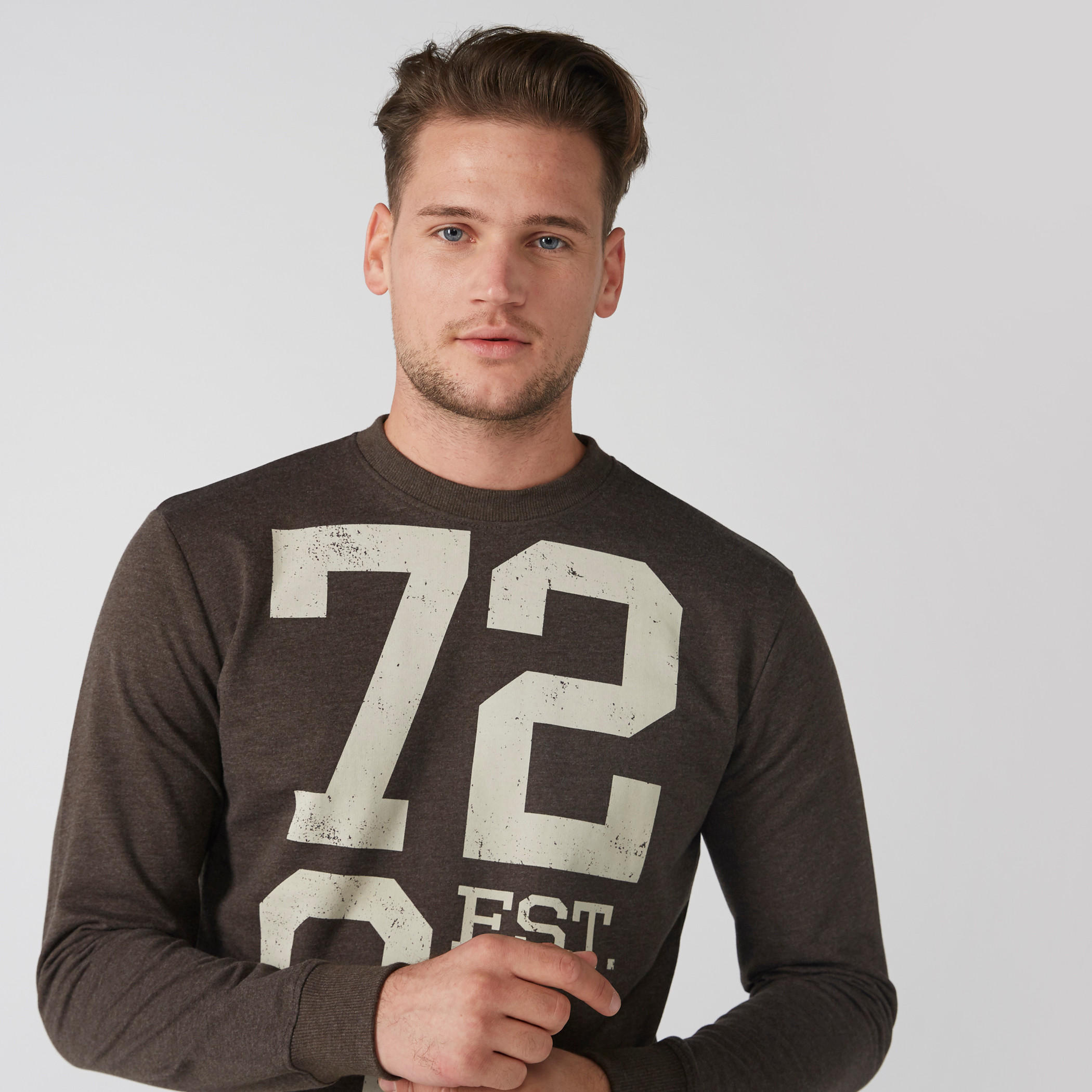 سويت شيرت بطبعات وياقة ضيقة وأكمام طويلة-men-winterwear-hoodiesandsweatshirts-image-1