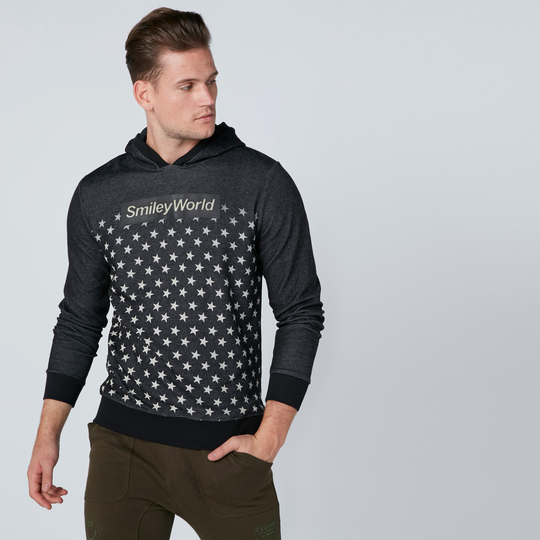 سويت شيرت بقبّعة وأكمام طويلة وطبعات سمايلي وورلد-men-winterwear-hoodiesandsweatshirts-image-1