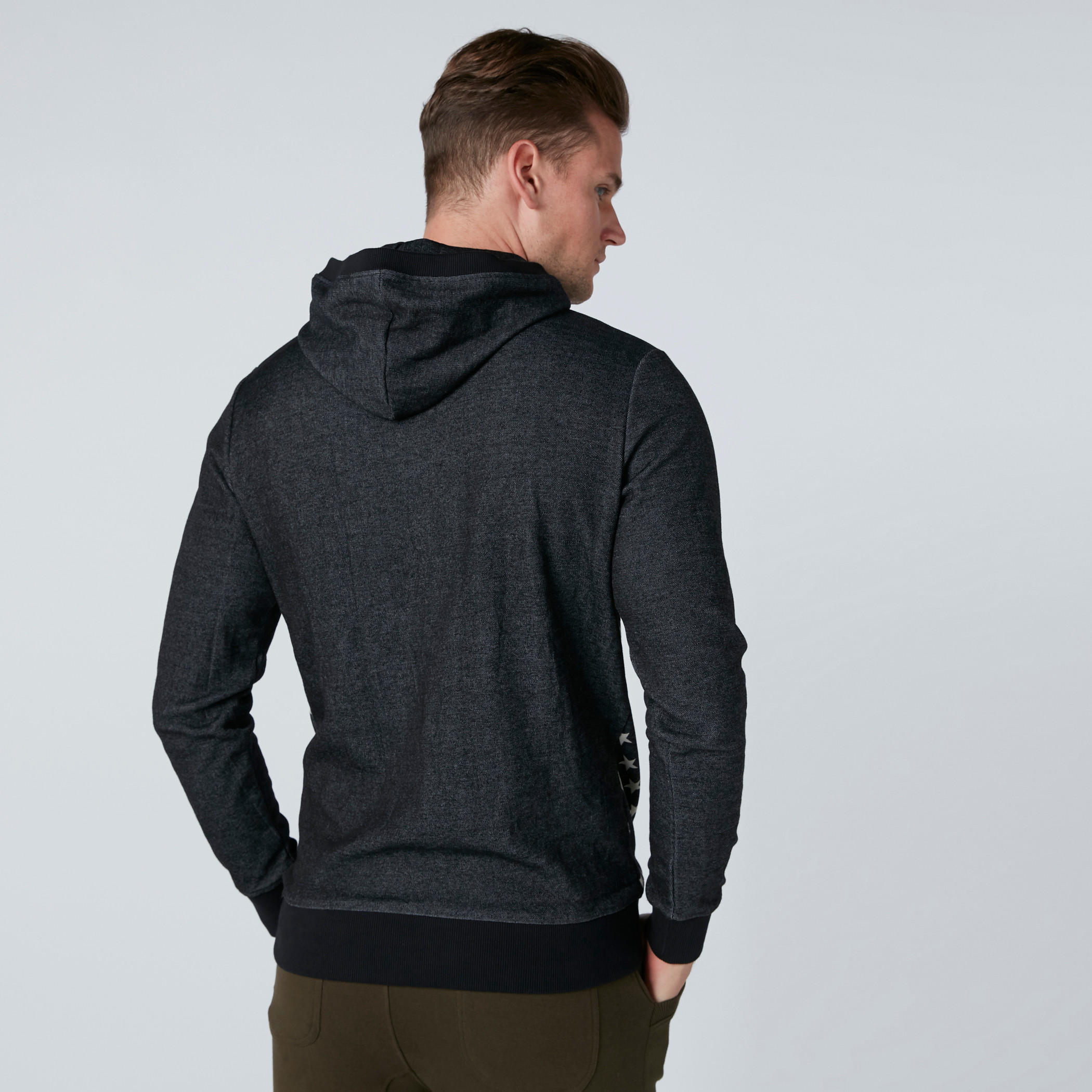 سويت شيرت بقبّعة وأكمام طويلة وطبعات سمايلي وورلد-men-winterwear-hoodiesandsweatshirts-image-2