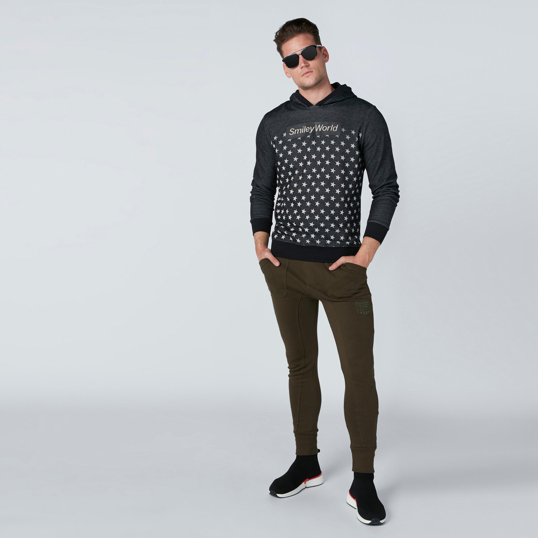 سويت شيرت بقبّعة وأكمام طويلة وطبعات سمايلي وورلد-men-winterwear-hoodiesandsweatshirts-image-3