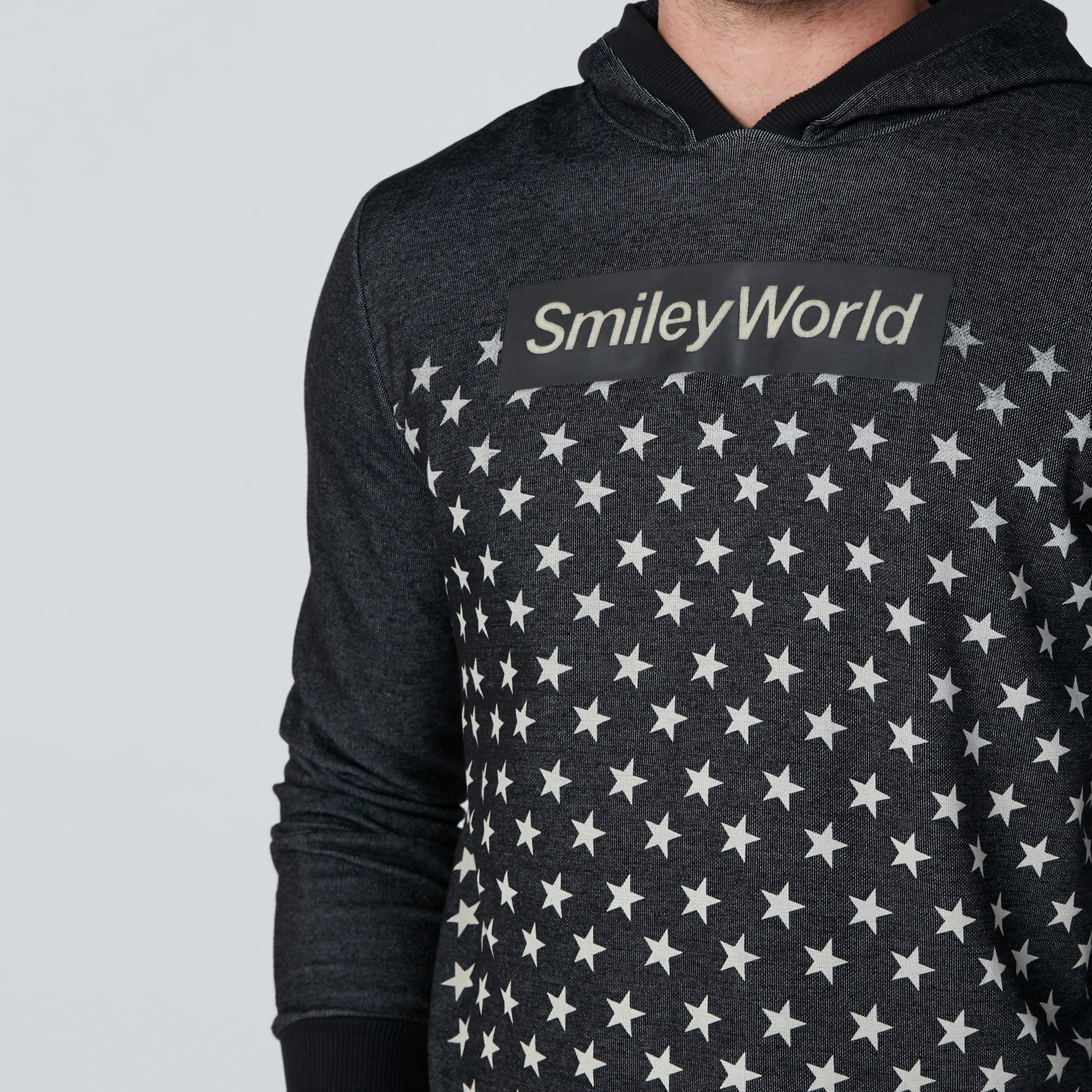 سويت شيرت بقبّعة وأكمام طويلة وطبعات سمايلي وورلد-men-winterwear-hoodiesandsweatshirts-image-4