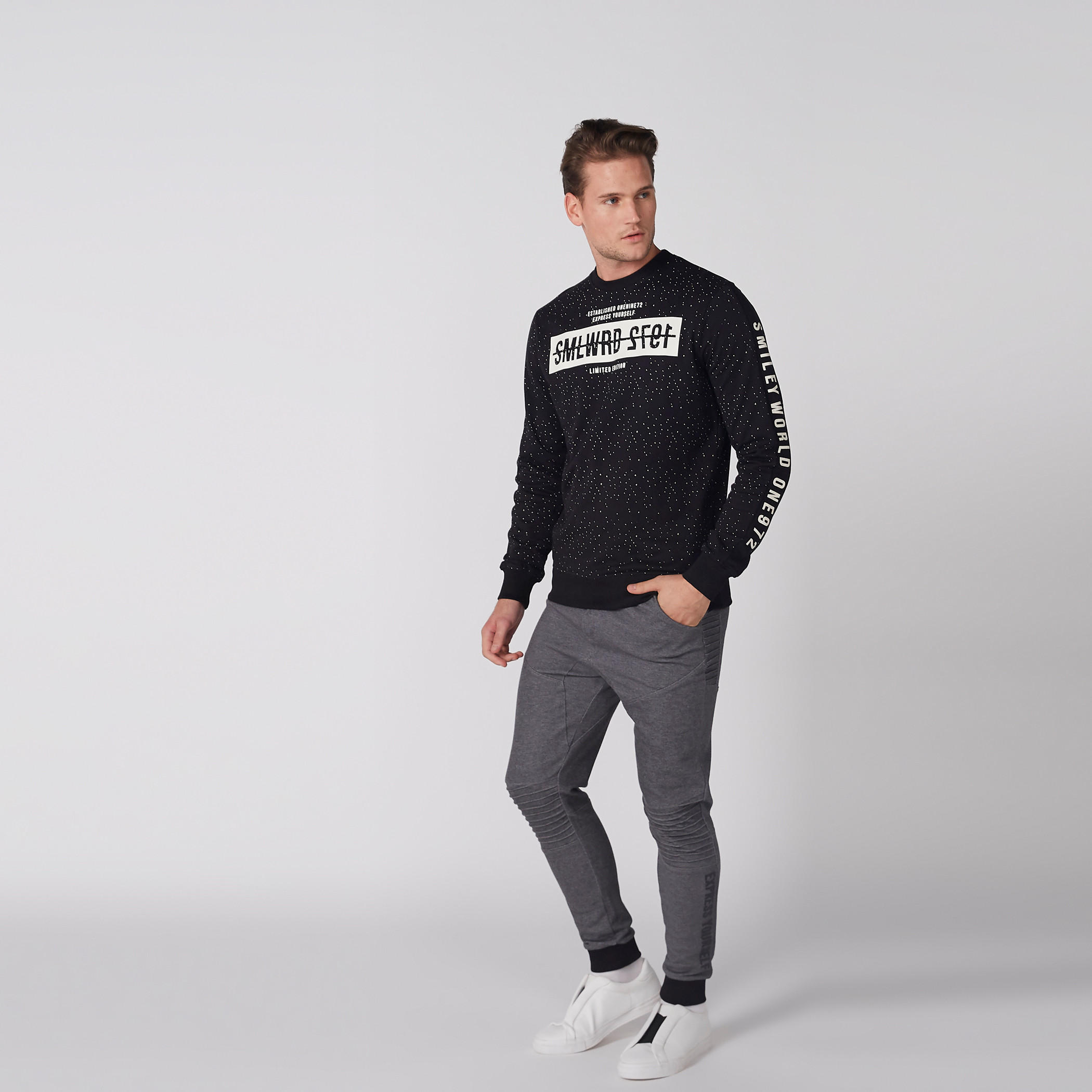 سويت شيرت بياقة ضيّقة وأكمام طويلة وطبعات سمايلي وورلد-men-winterwear-hoodiesandsweatshirts-image-2