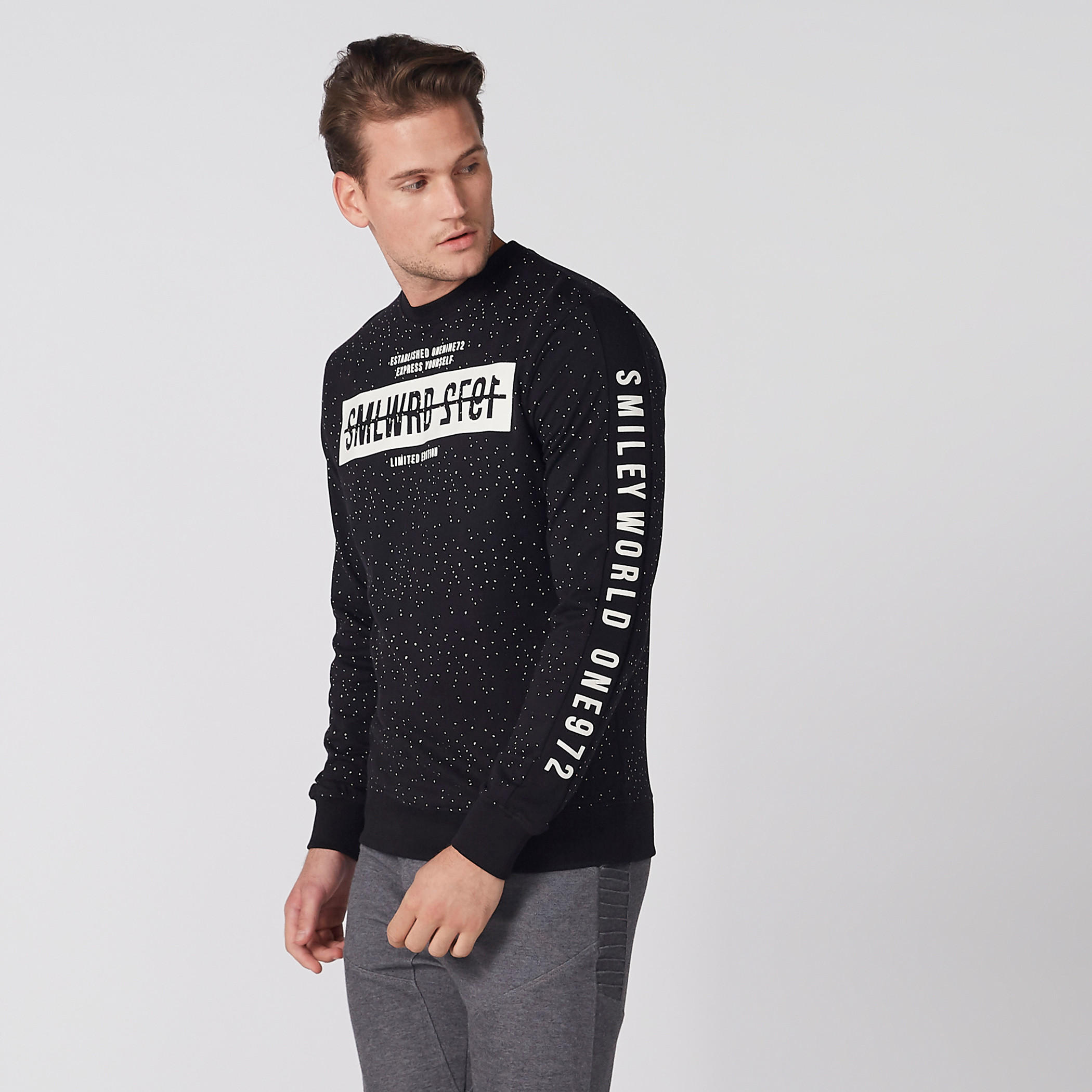 سويت شيرت بياقة ضيّقة وأكمام طويلة وطبعات سمايلي وورلد-men-winterwear-hoodiesandsweatshirts-image-1
