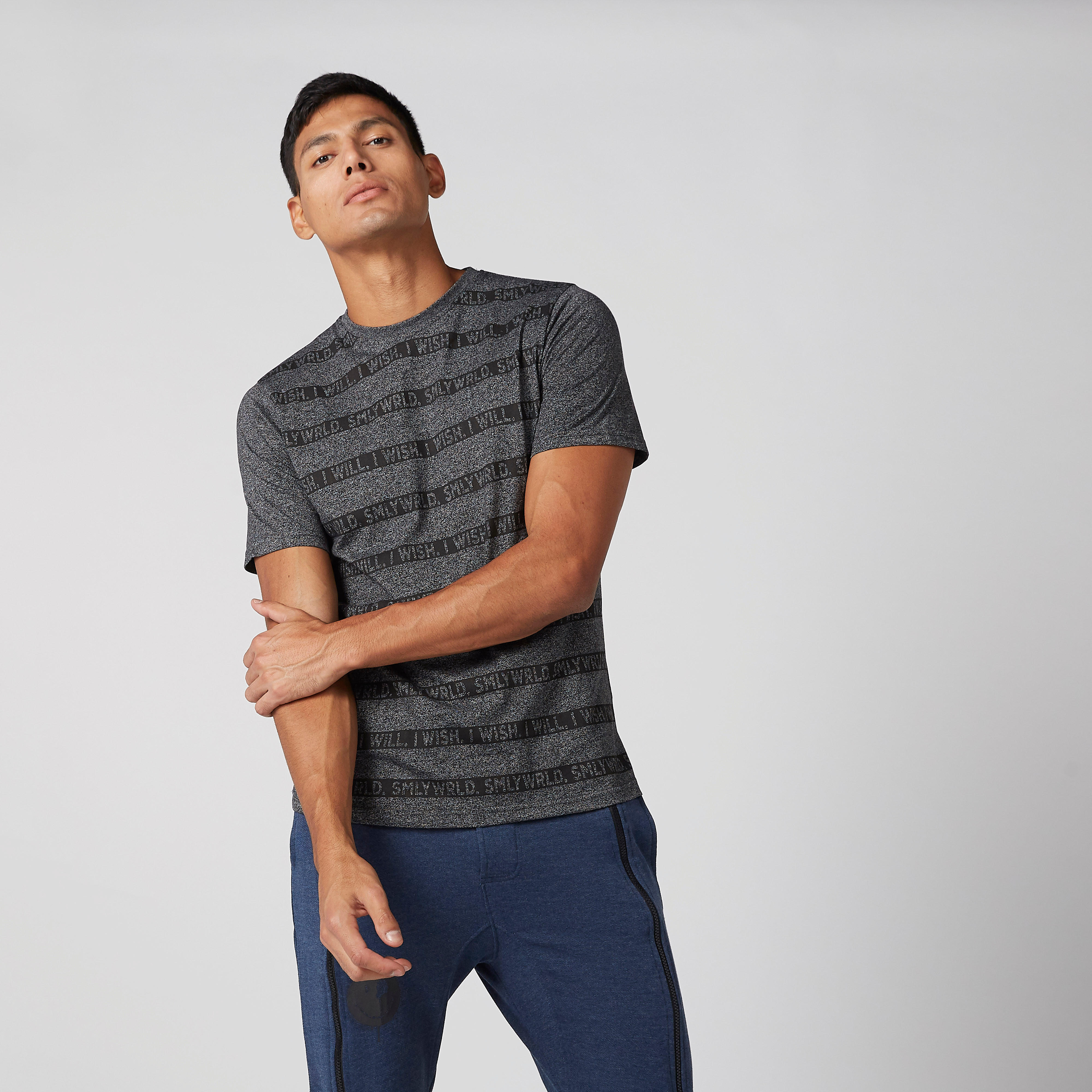 تيشيرت بياقة مستديرة وأكمام قصيرة وطبعات مقلّمة سمايلي وورلد-men-clothing-tshirtsandpolos-tshirts-image-1