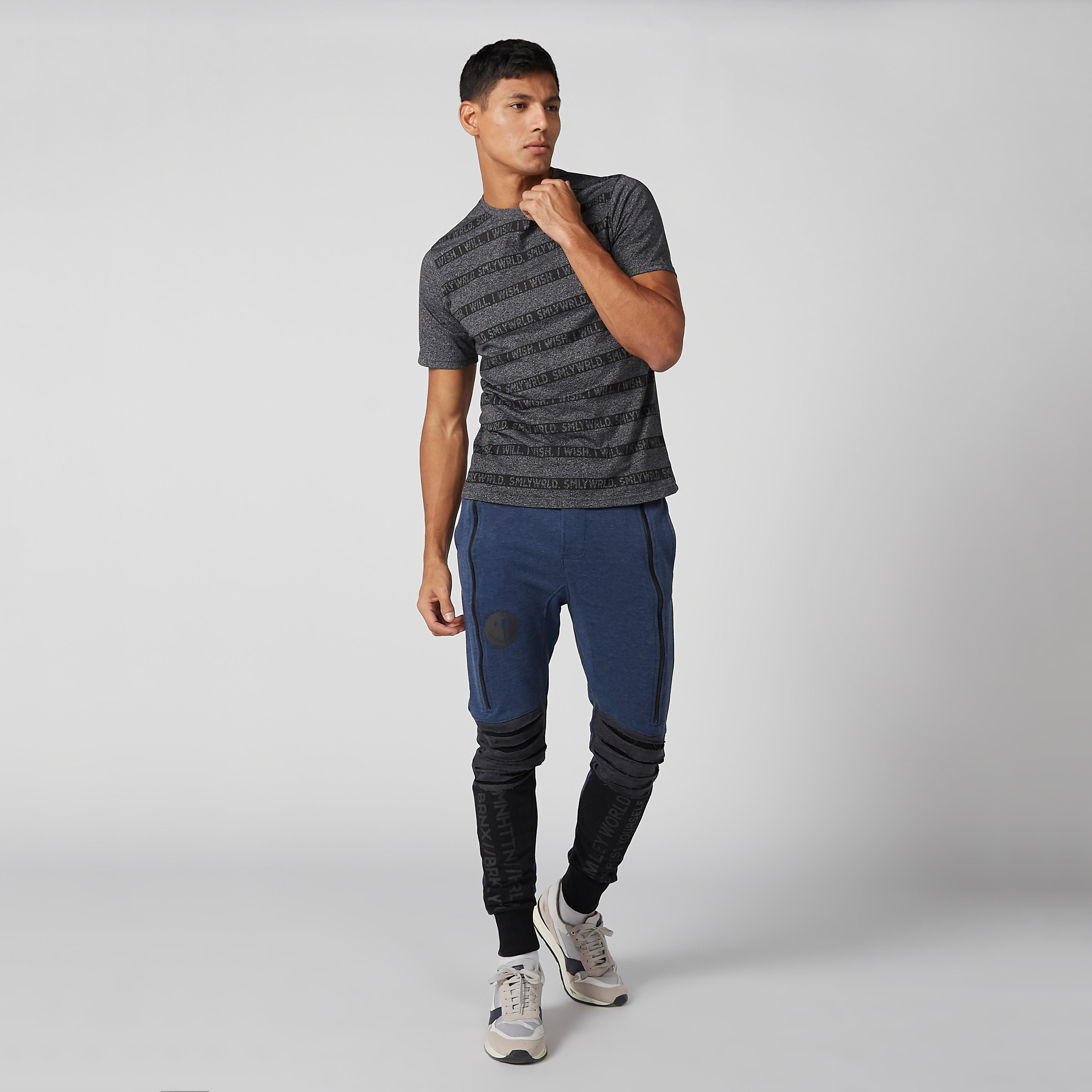 تيشيرت بياقة مستديرة وأكمام قصيرة وطبعات مقلّمة سمايلي وورلد-men-clothing-tshirtsandpolos-tshirts-image-2