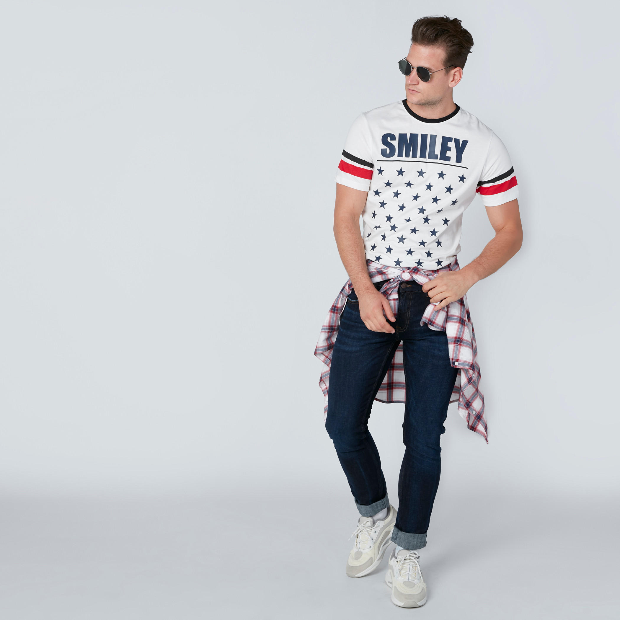 تيشيرت بياقة ضيّقة وطبعات سمايلي وورلد-men-clothing-tshirtsandpolos-tshirts-image-3