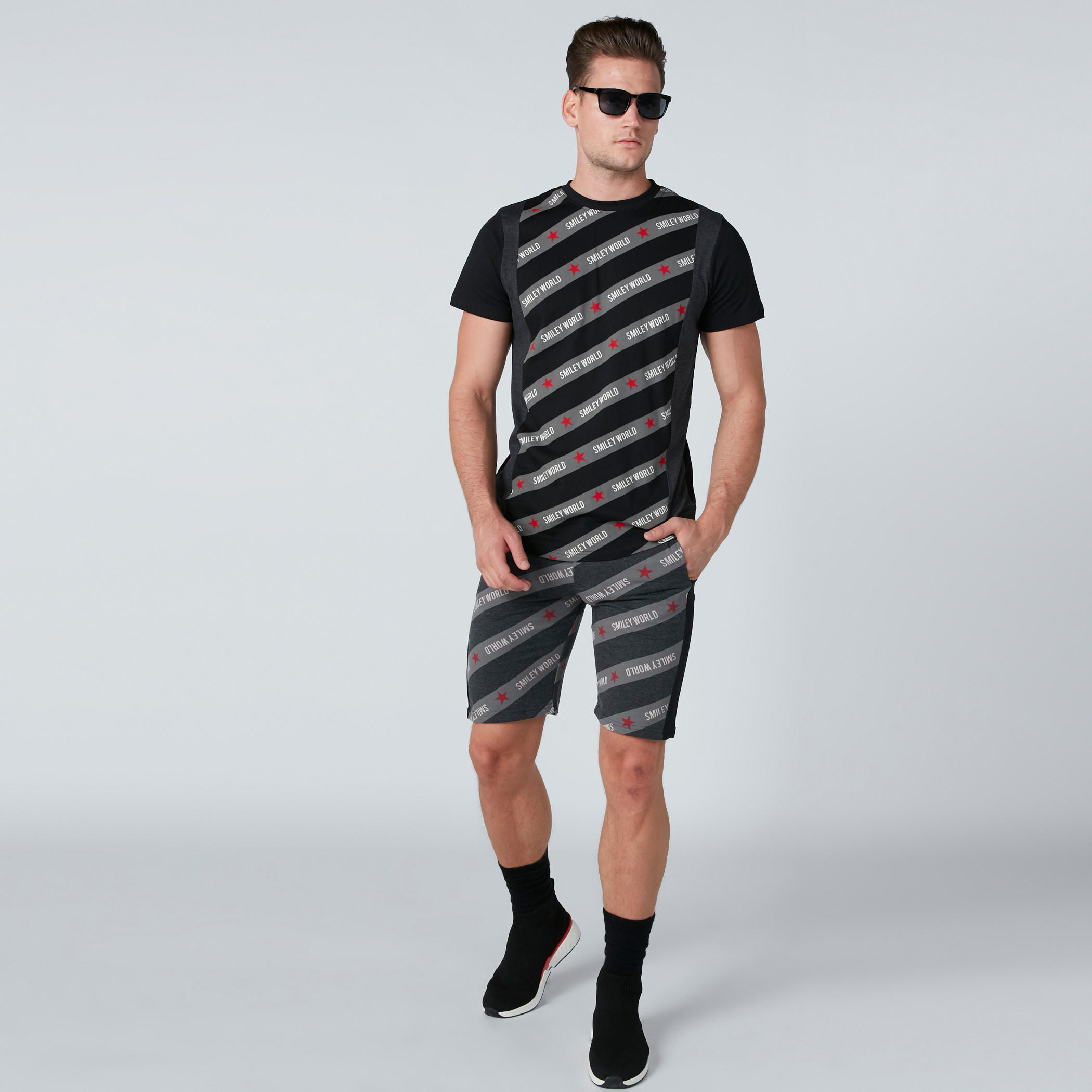 تيشيرت بياقة مستديرة وأكمام قصيرة وطبعات من سمايلي وورلد-men-clothing-tshirtsandpolos-tshirts-image-4