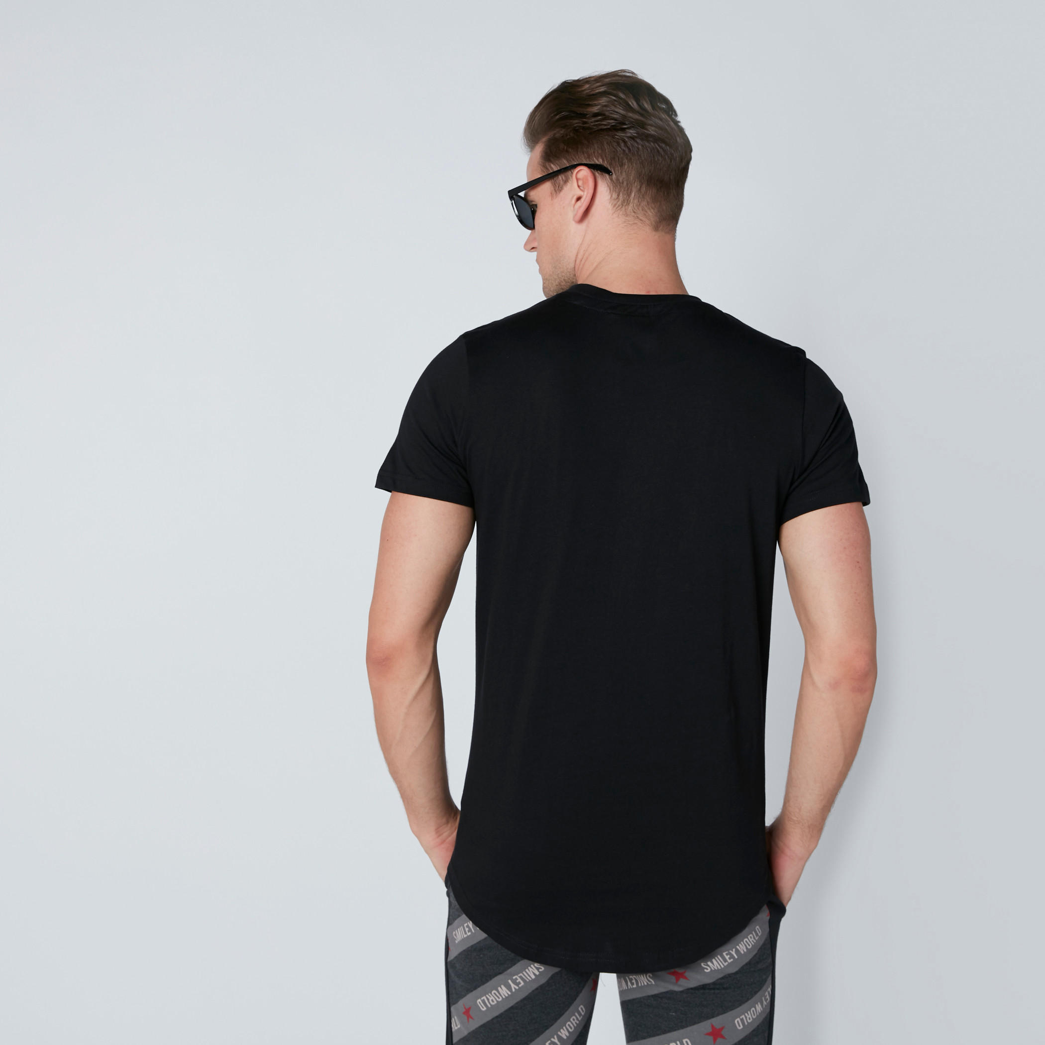 تيشيرت بياقة مستديرة وأكمام قصيرة وطبعات من سمايلي وورلد-men-clothing-tshirtsandpolos-tshirts-image-3