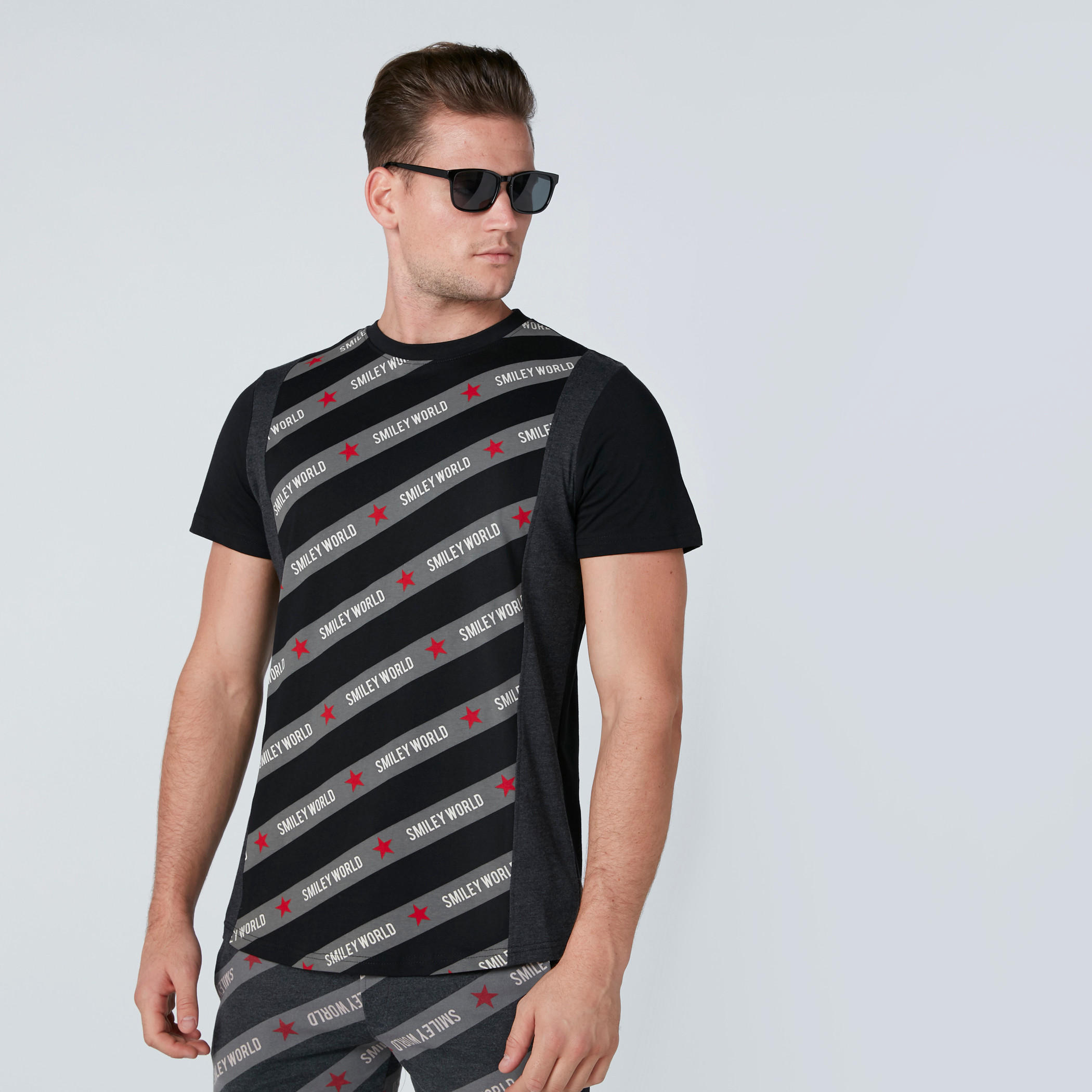 تيشيرت بياقة مستديرة وأكمام قصيرة وطبعات من سمايلي وورلد-men-clothing-tshirtsandpolos-tshirts-image-2