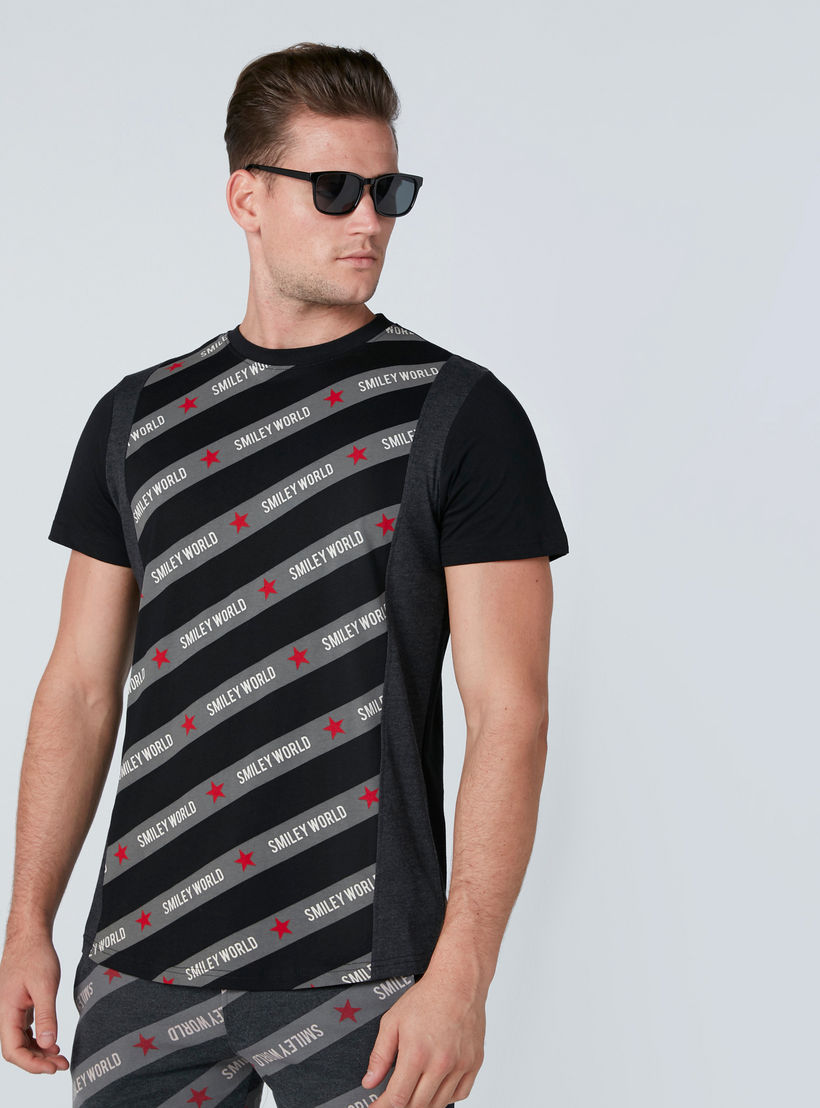 تيشيرت بياقة مستديرة وأكمام قصيرة وطبعات من سمايلي وورلد-men-clothing-tshirtsandpolos-tshirts-image-2