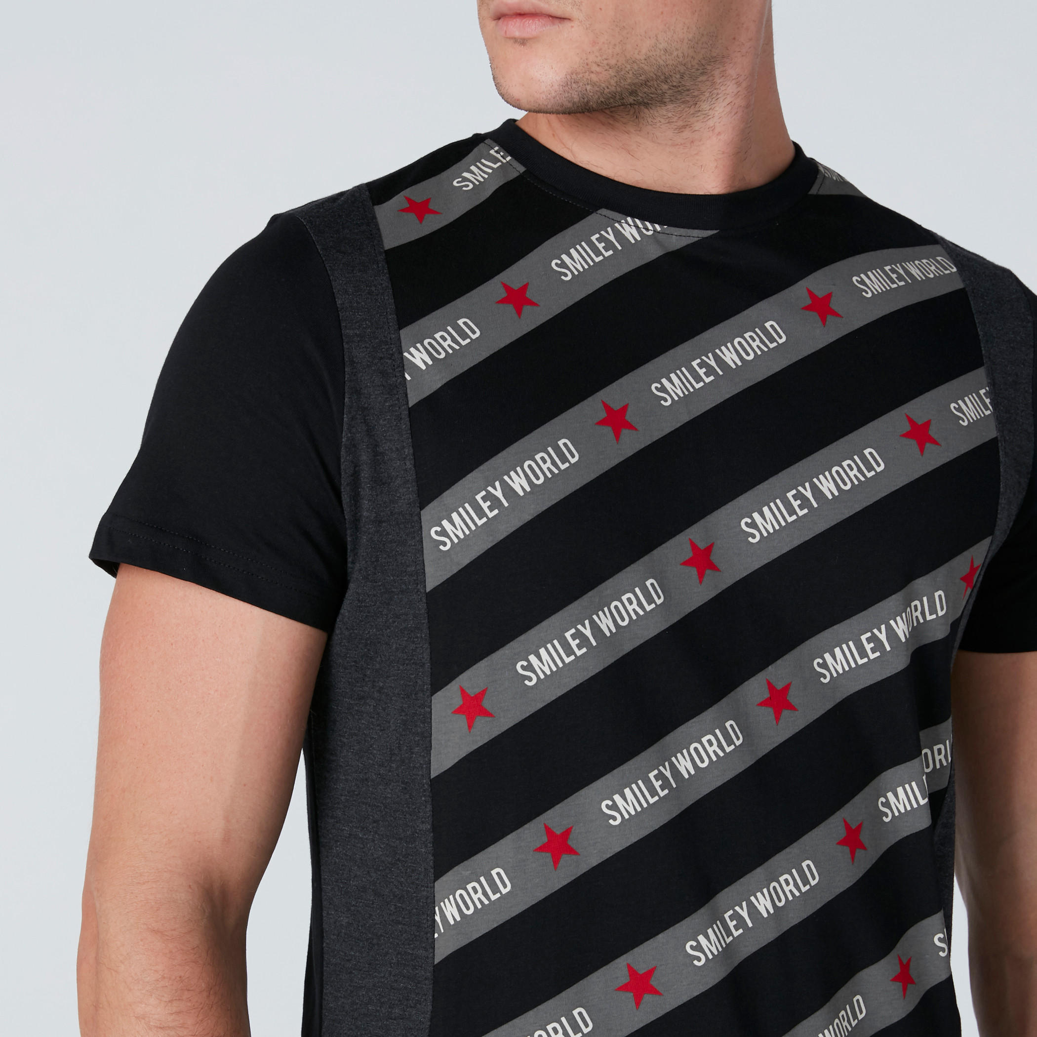 تيشيرت بياقة مستديرة وأكمام قصيرة وطبعات من سمايلي وورلد-men-clothing-tshirtsandpolos-tshirts-image-1