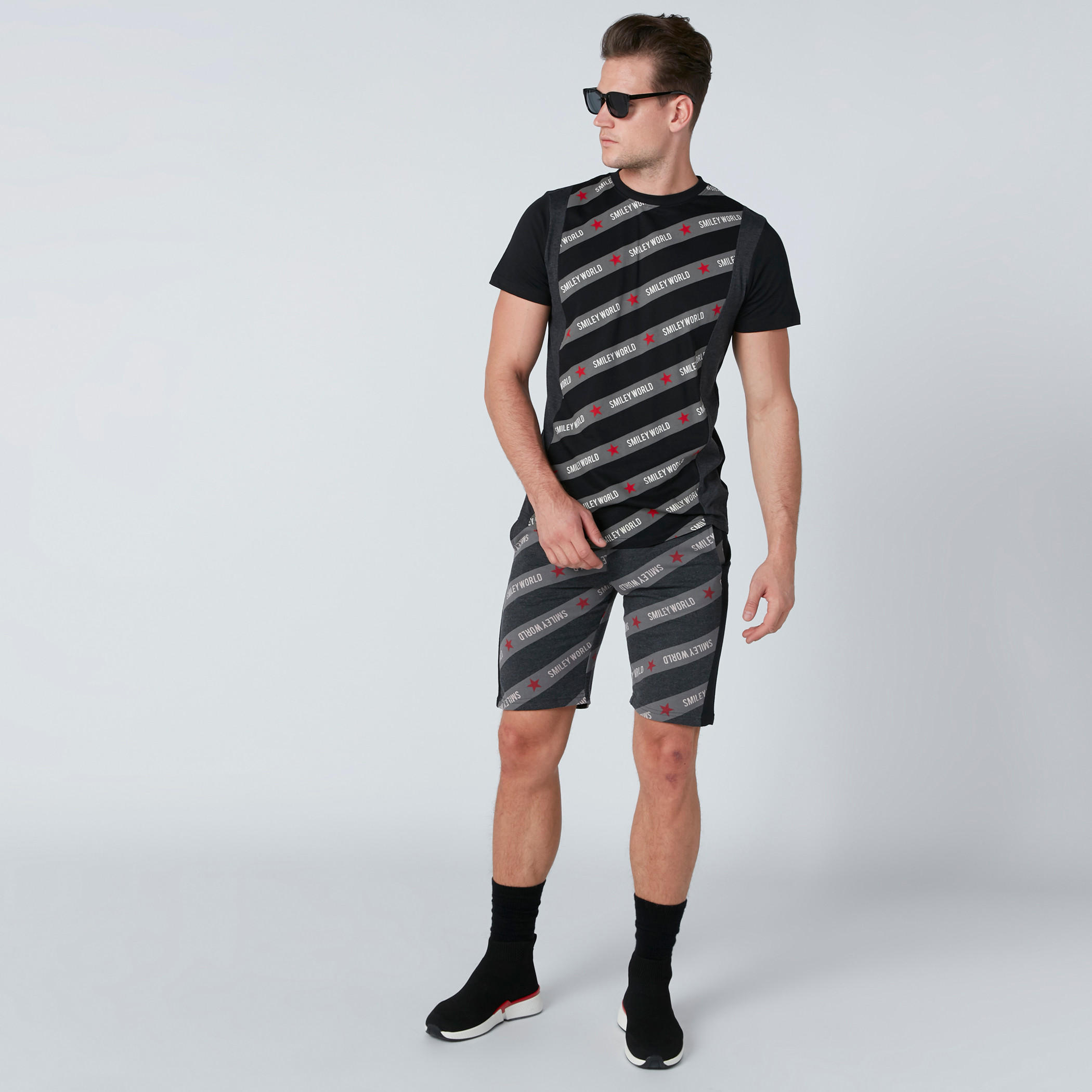 شورت بخصر مطاطي وطبعات سمايلي وورلد-men-clothing-bottoms-shorts-image-1