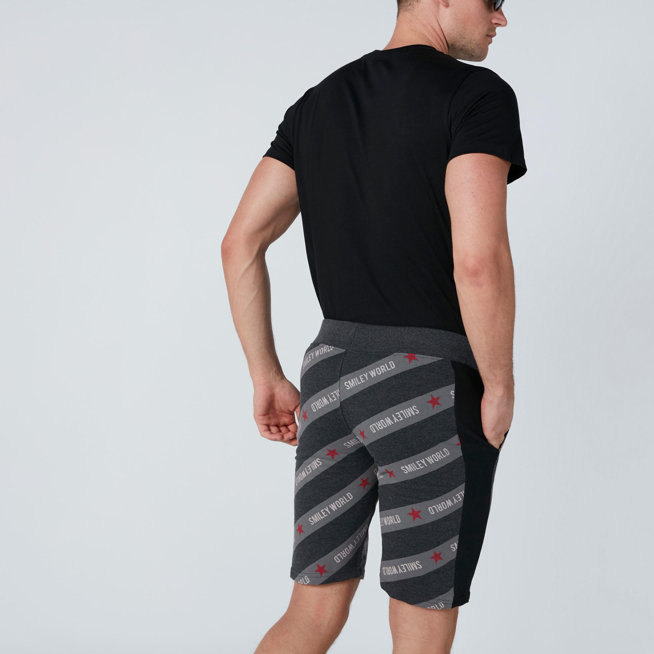 شورت بخصر مطاطي وطبعات سمايلي وورلد-men-clothing-bottoms-shorts-image-2